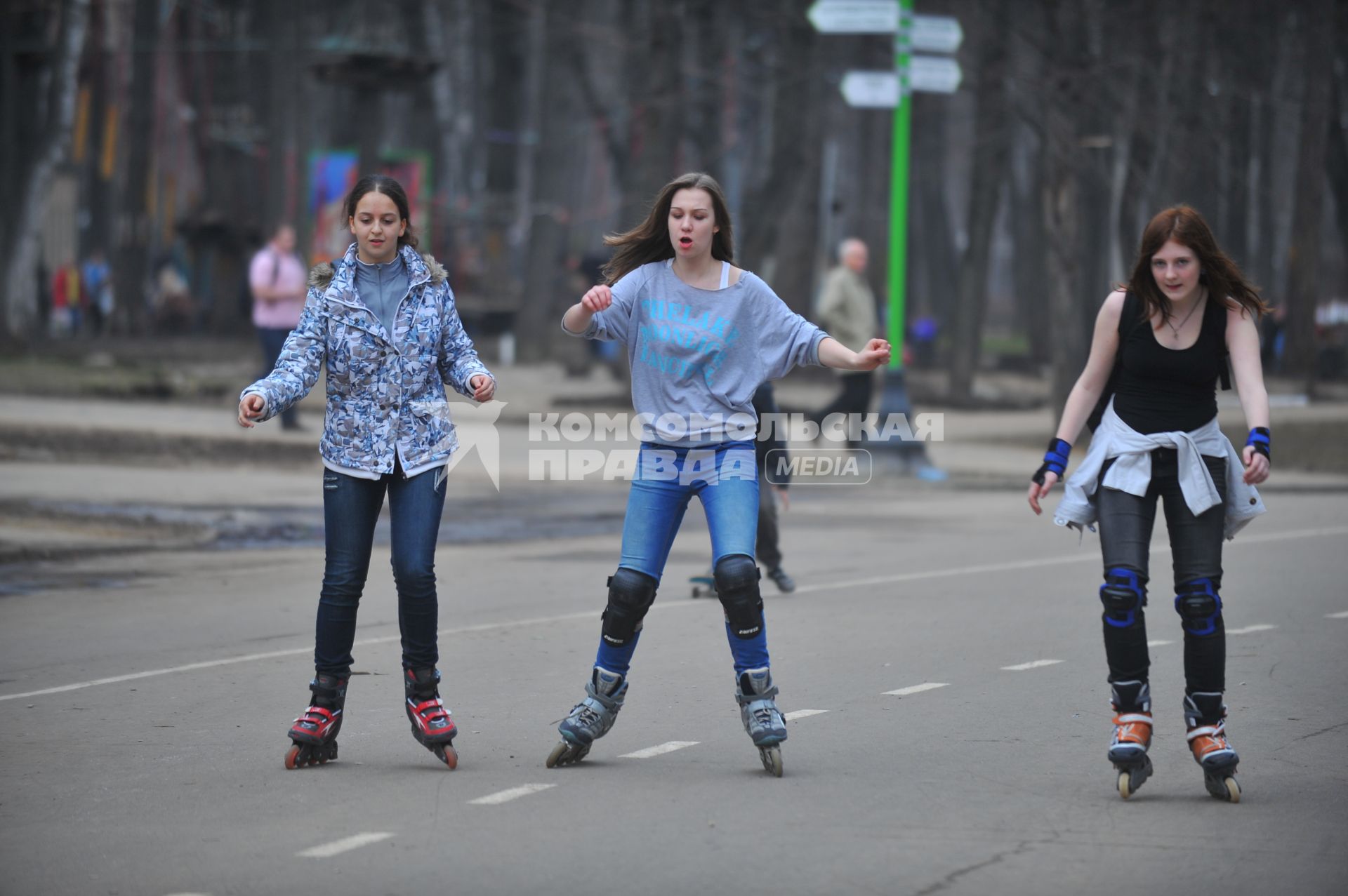 Весна в парке Сокольники. На снимке: девушки на роликах.