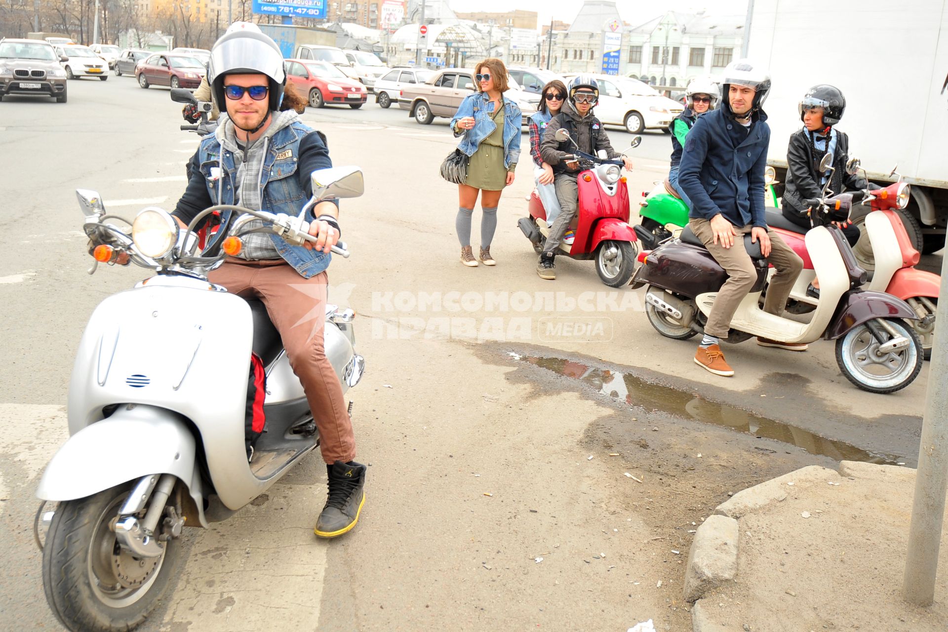 Молодежь  на скутерах и мопедах в городе.