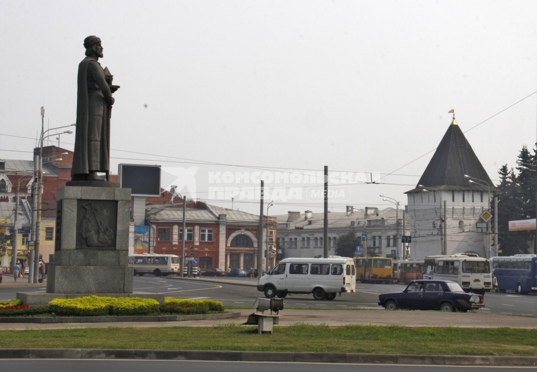 Площадь Богоявления (одна из центральных Ярославля), памятник Ярославу Мудрому (слева), Историко-архитектурный музей заповедник (справа) в Ярославле.