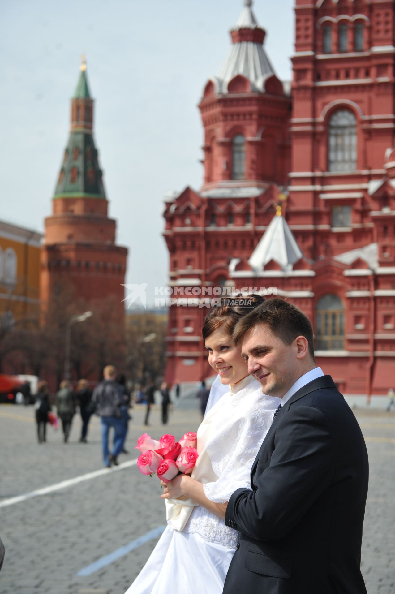 Свадьба. На снимке: молодожены на Красной площади.