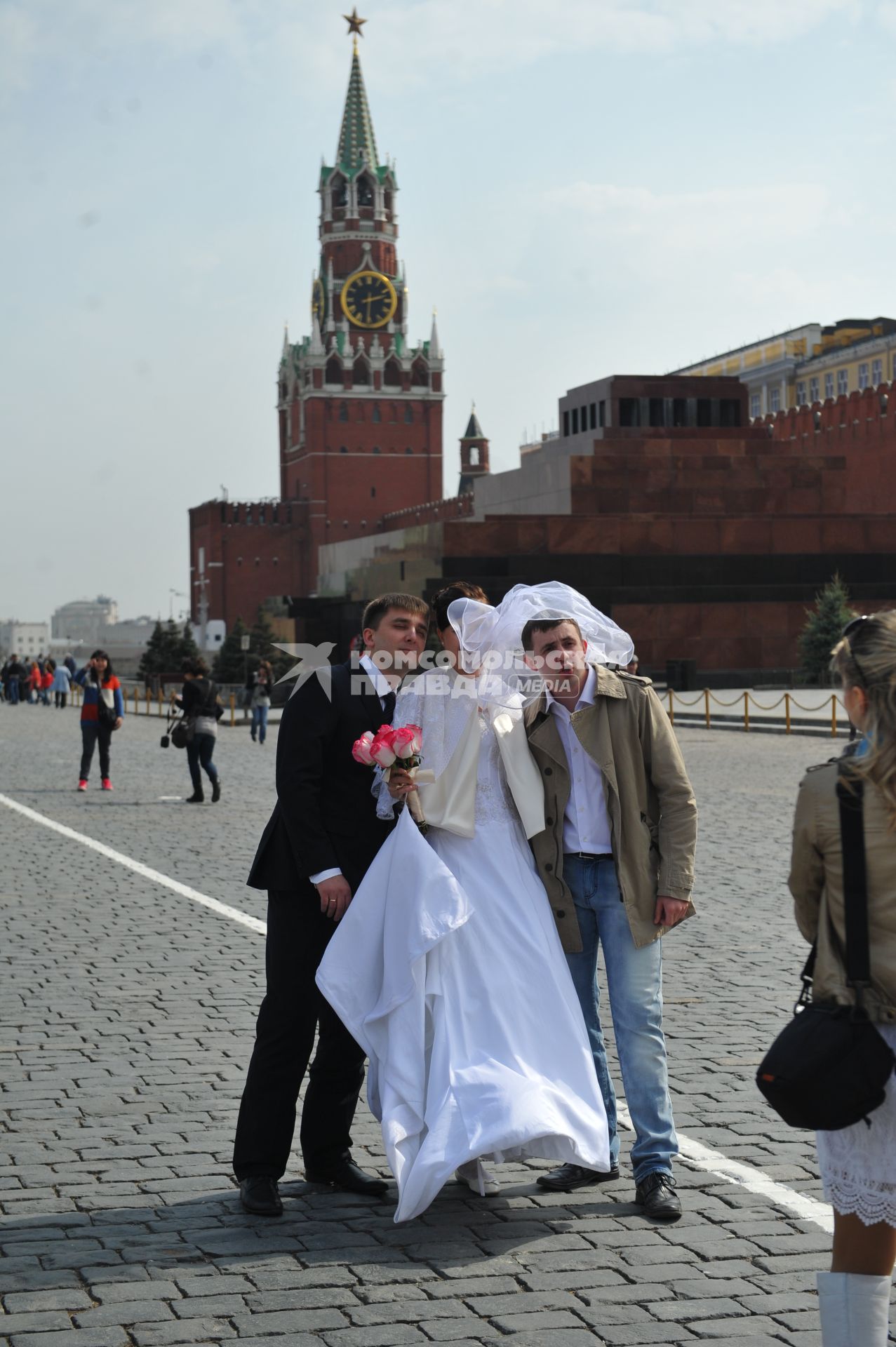 Свадьба. На снимке: молодожены на Красной площади.