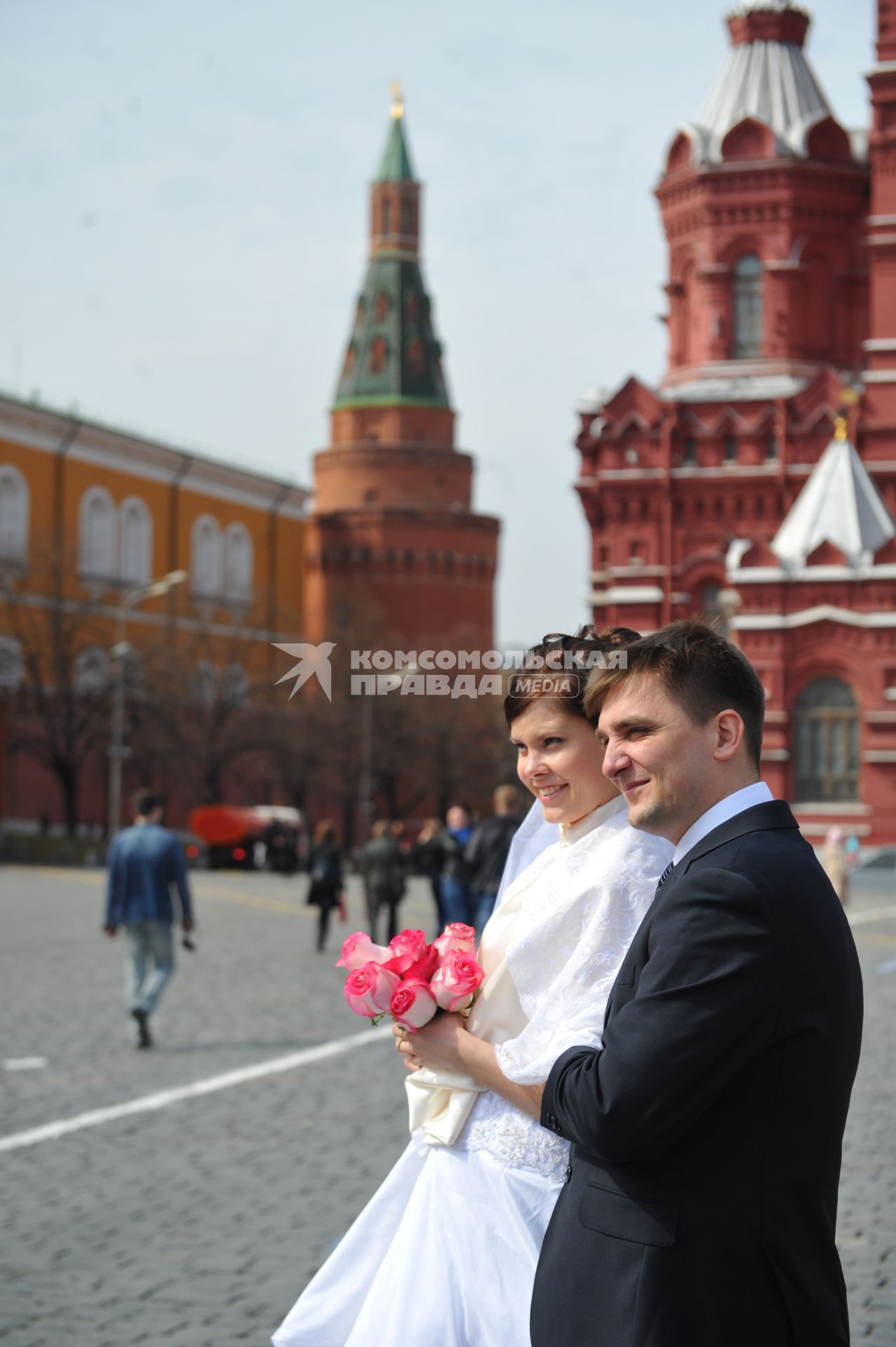 Свадьба. На снимке: молодожены на Красной площади.