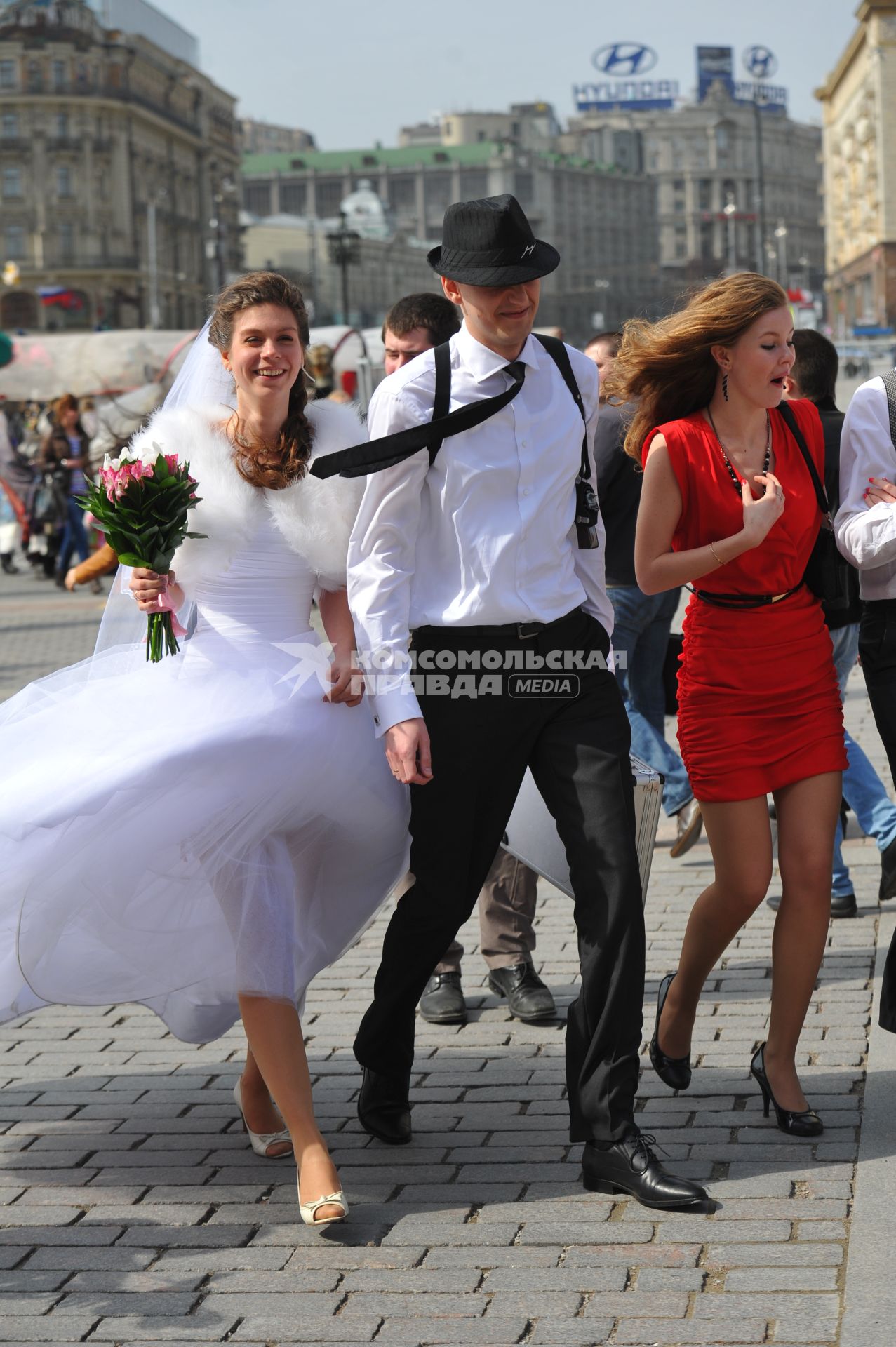 Свадьба. На снимке: молодожены на городской улице.