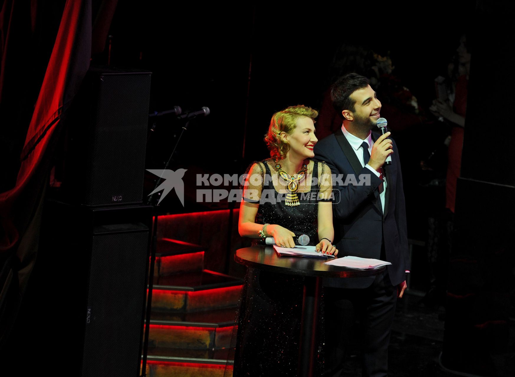 Известия Hall. Вручение премии `Самые стильные в России 2012` от журнала `Hello!`. На снимке: режиссер, актриса Рената Литвинова и актер, телеведущий Иван Ургант.