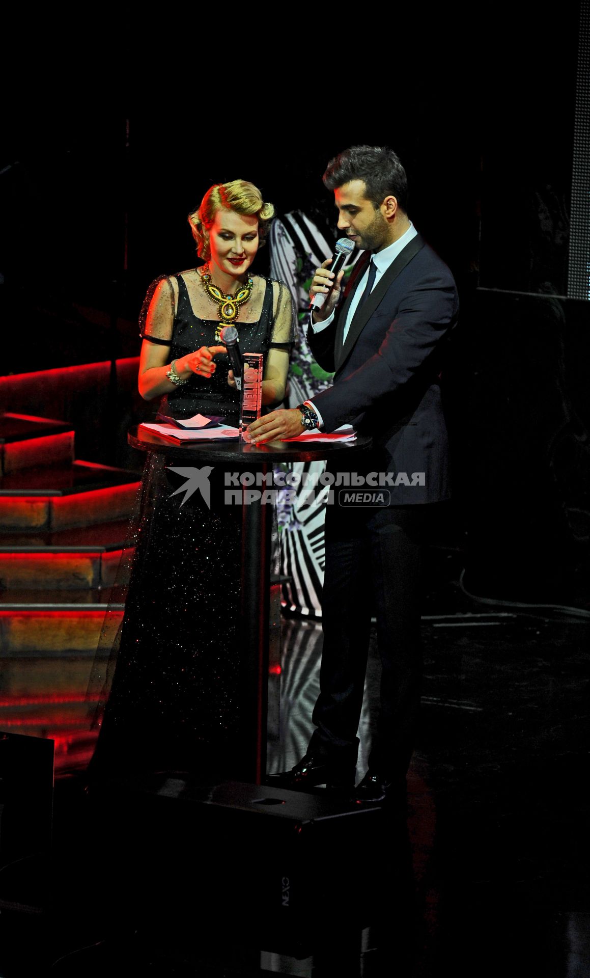 Известия Hall. Вручение премии `Самые стильные в России 2012` от журнала `Hello!`. На снимке: режиссер, актриса Рената Литвинова и актер, телеведущий Иван Ургант.