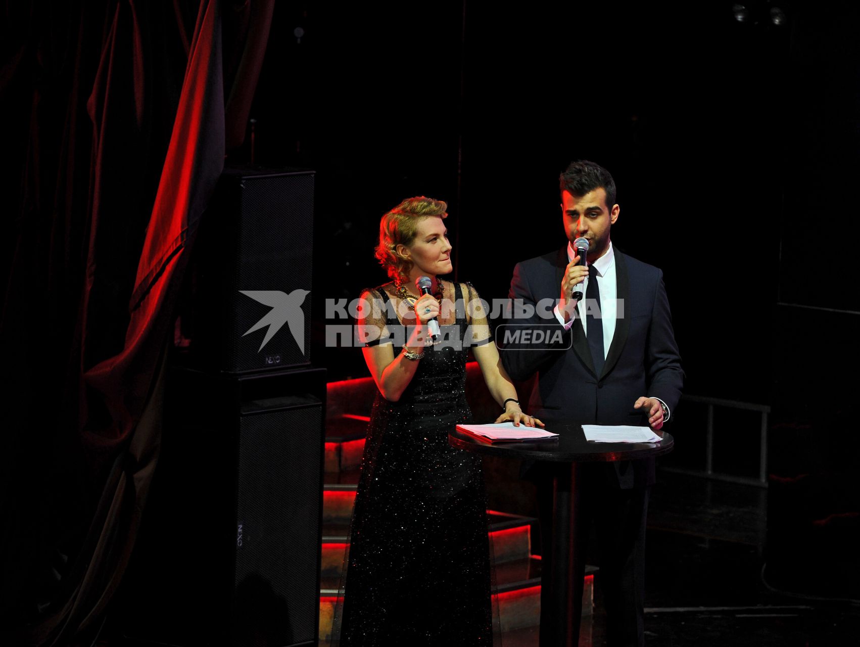 Известия Hall. Вручение премии `Самые стильные в России 2012` от журнала `Hello!`. На снимке: режиссер, актриса Рената Литвинова и актер, телеведущий Иван Ургант.