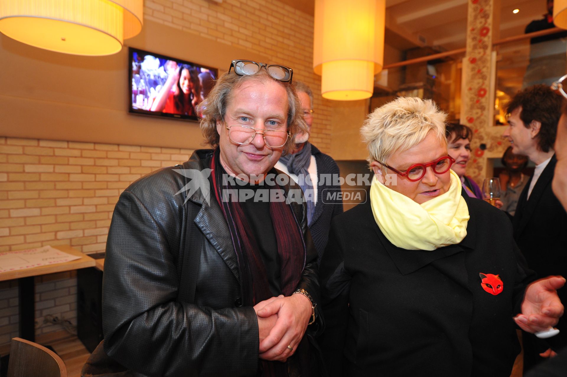 Dolce-cafe. Первый женский чемпионат Москвы по забиванию `козла` `Коза 2012`. На снимке: телеведущая Светлана Конеген и режиссер Андрей Житинкин.