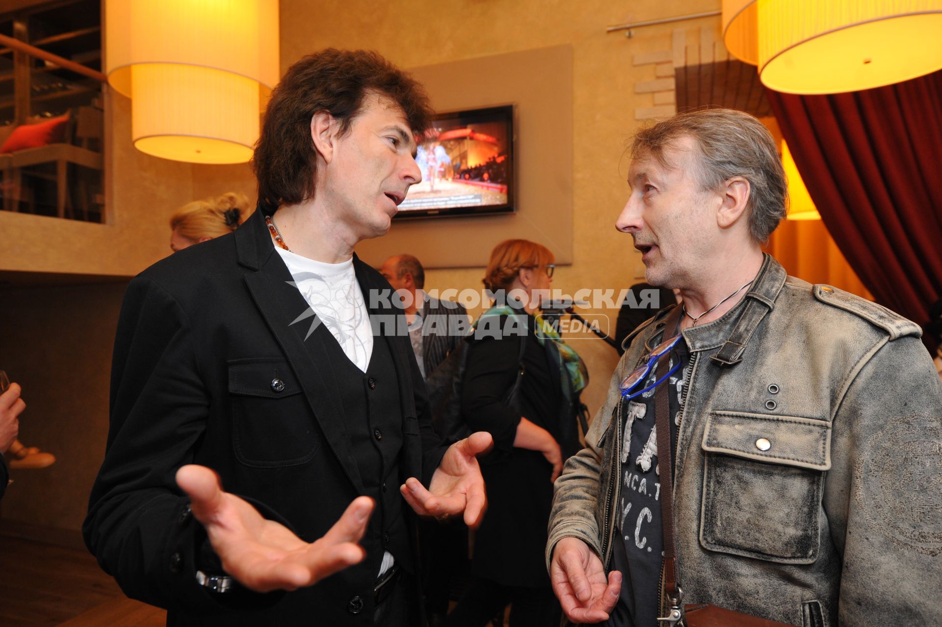 Dolce-cafe. Первый женский чемпионат Москвы по забиванию `козла` `Коза 2012`. На снимке: артист Геннадий Ветров и корреспондент отдела культуры и светской хроники ИД `Комсомольская правда` Александр Мешков.