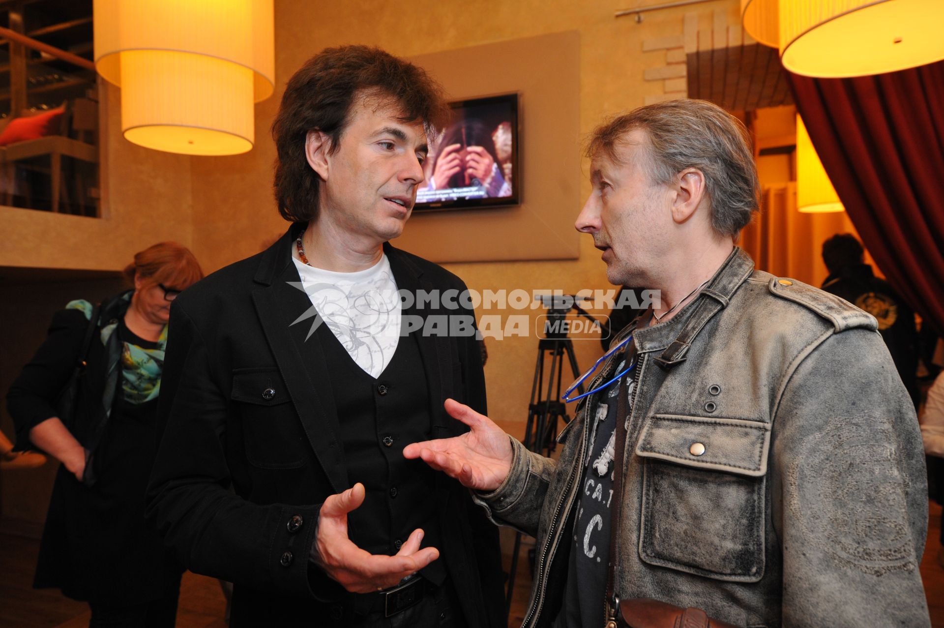 Dolce-cafe. Первый женский чемпионат Москвы по забиванию `козла` `Коза 2012`. На снимке: артист Геннадий Ветров и корреспондент отдела культуры и светской хроники ИД `Комсомольская правда` Александр Мешков.