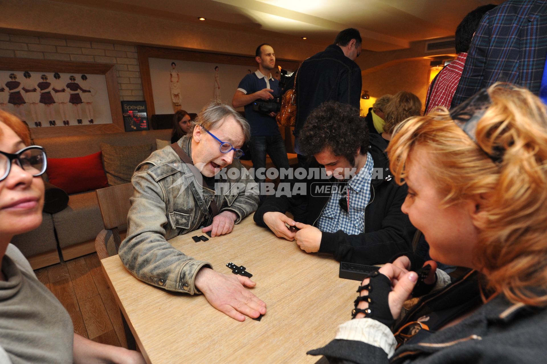 Dolce-cafe. Первый женский чемпионат Москвы по забиванию `козла` `Коза 2012`. На снимке: корреспондент отдела культуры и светской хроники ИД `Комсомольская правда` Александр Мешков, актер Иван Громов и актриса Наталья Унгард.