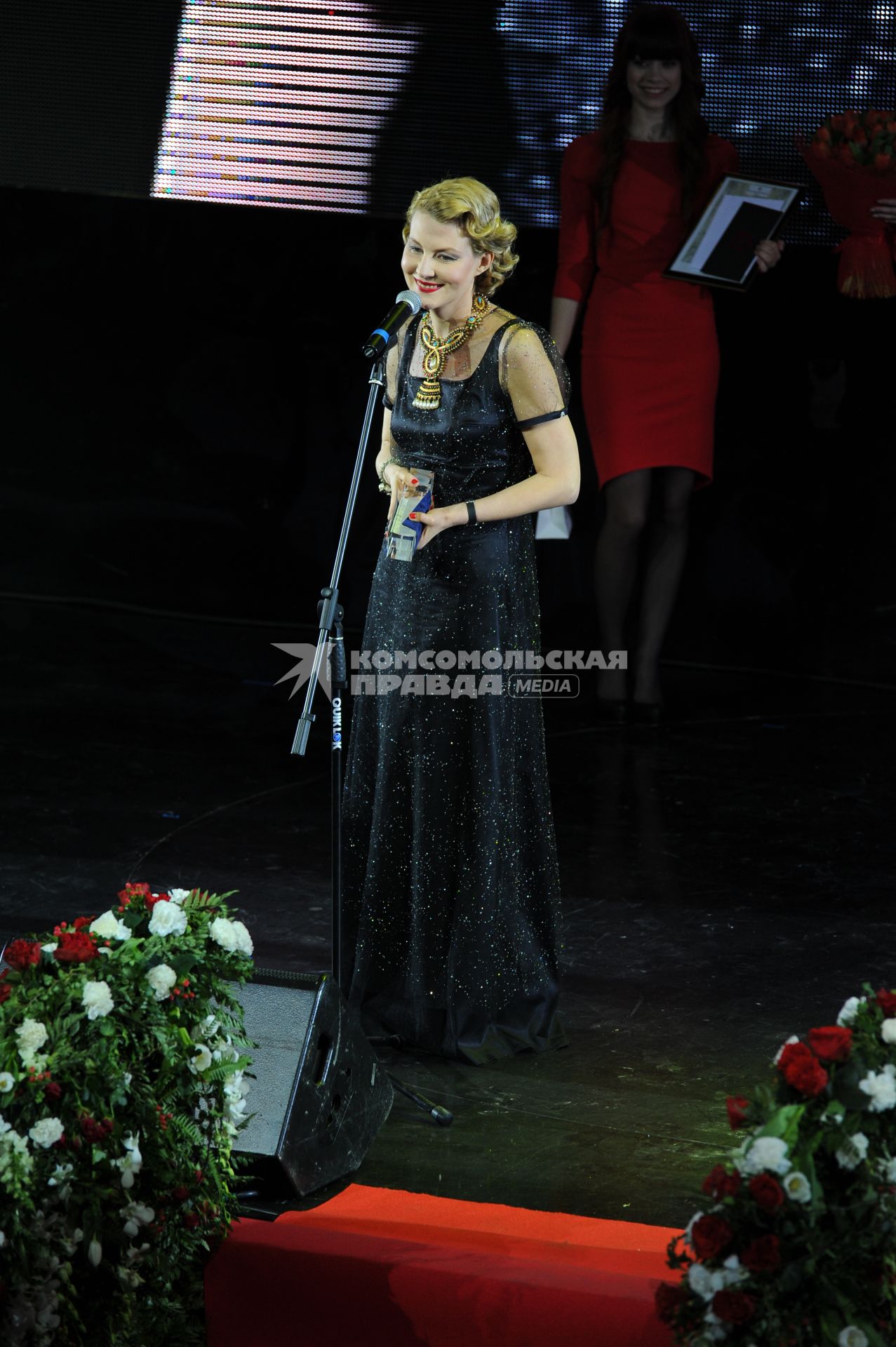 Известия Hall. Вручение премии `Самые стильные в России 2012` от журнала `Hello!`. На снимке: актриса Рената Литвинова, победившая в номинации \"Богемный шик\".