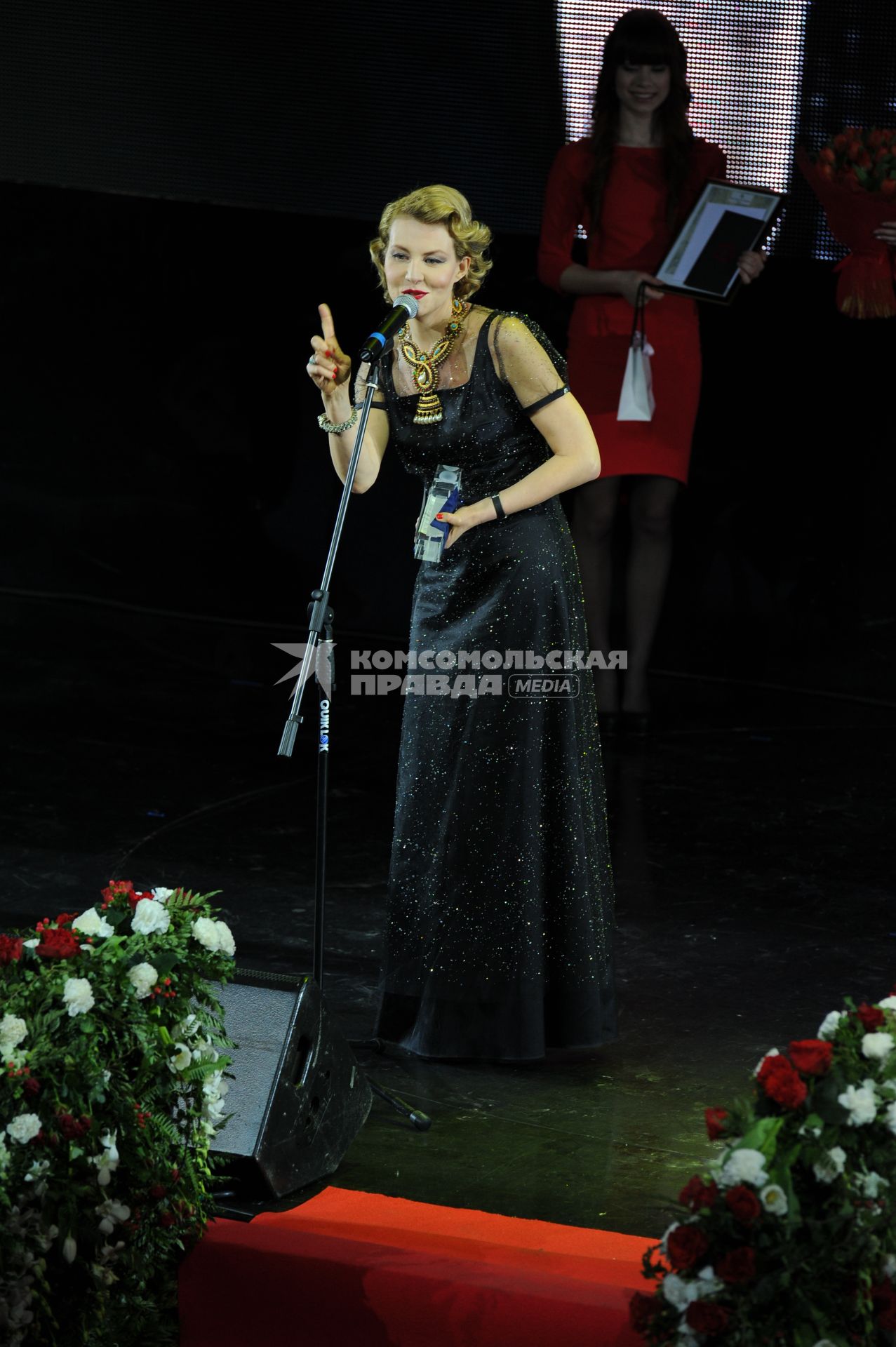Известия Hall. Вручение премии `Самые стильные в России 2012` от журнала `Hello!`. На снимке: актриса Рената Литвинова, победившая в номинации \"Богемный шик\".