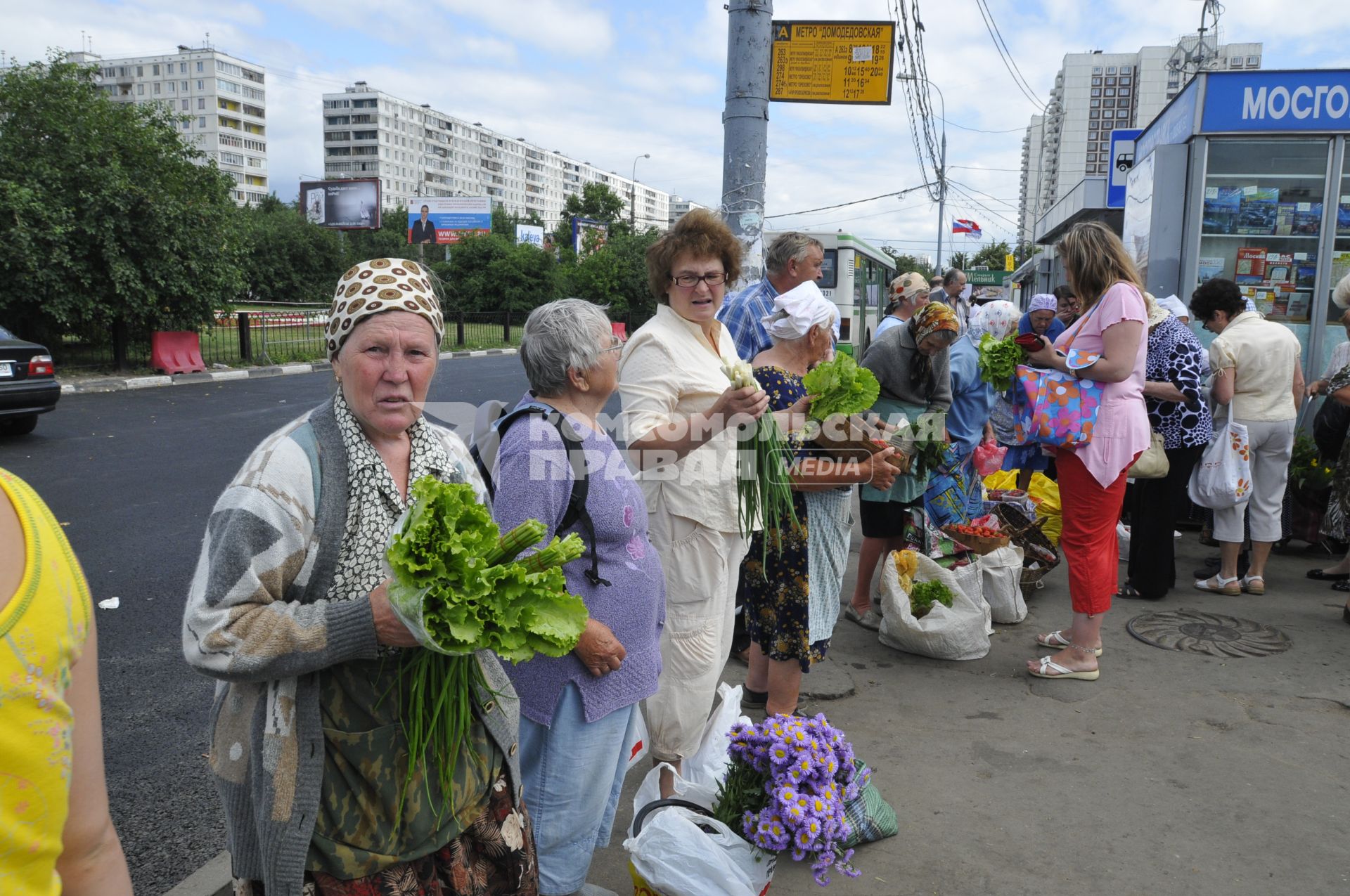 Торговля зеленью у метро `Домодедовская`.