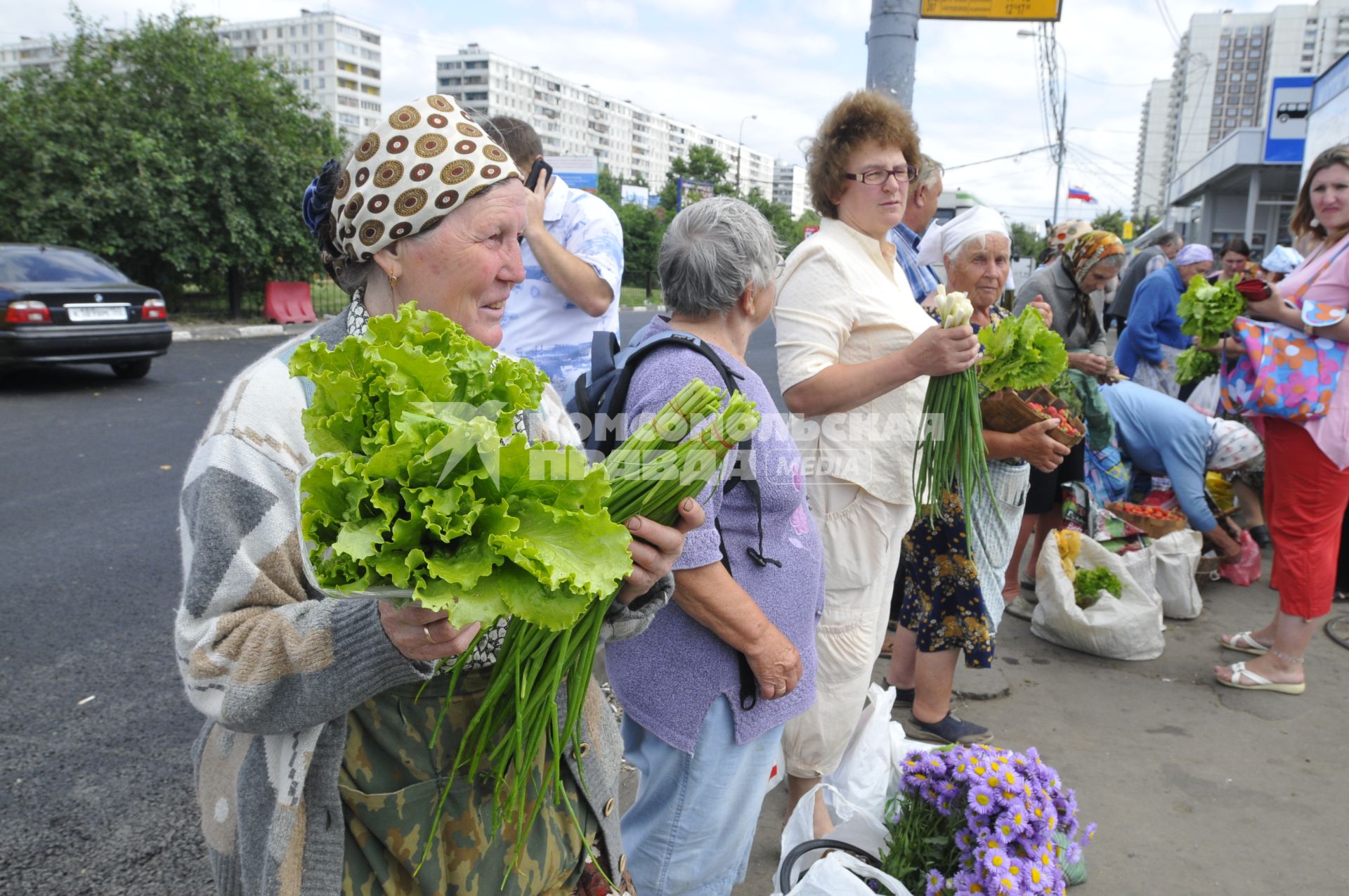 Торговля зеленью у метро `Домодедовская`.