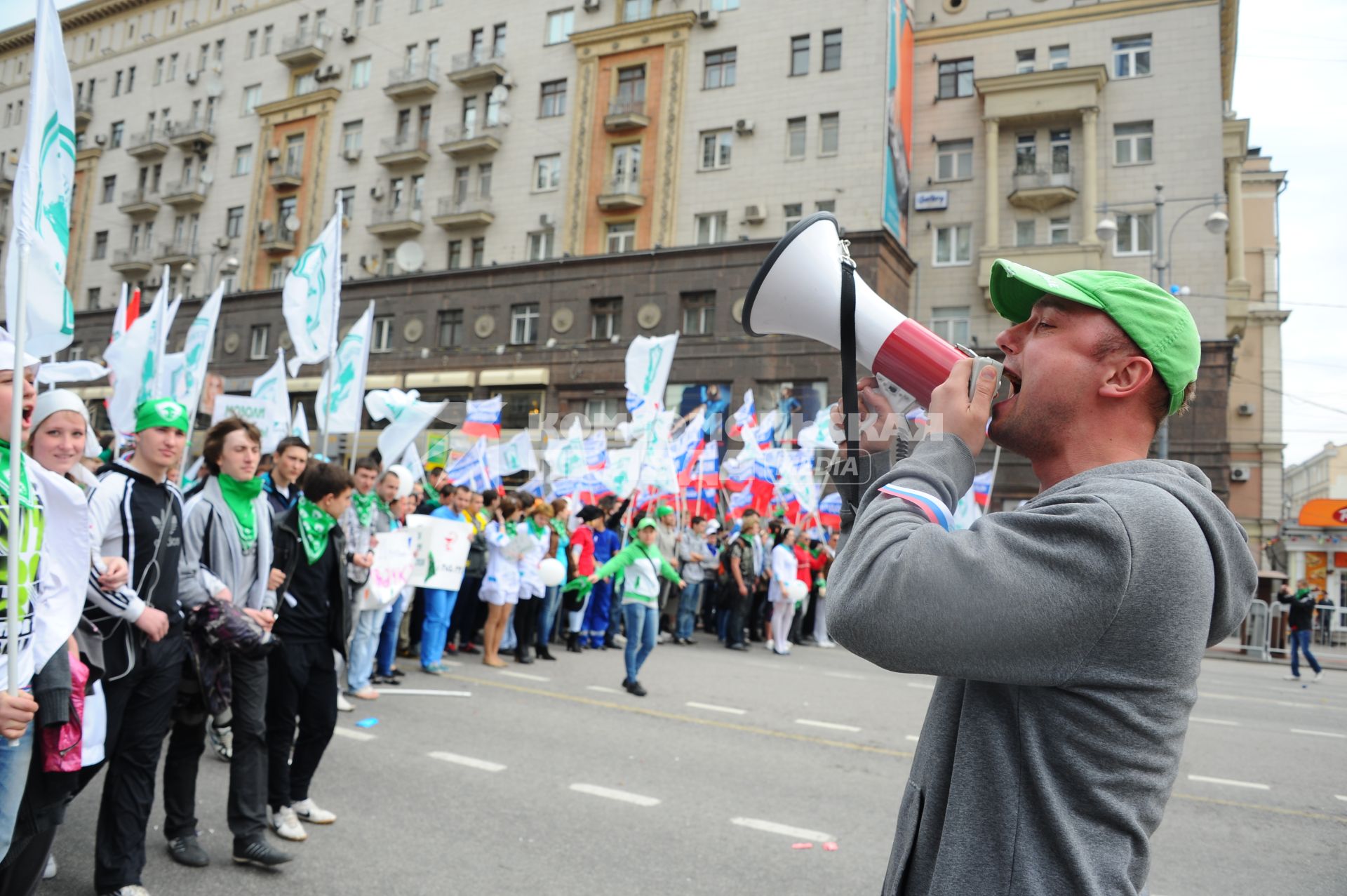 Участники первомайского шествия профсоюзов на улицах Москвы. На снимке: постоение в колонны.