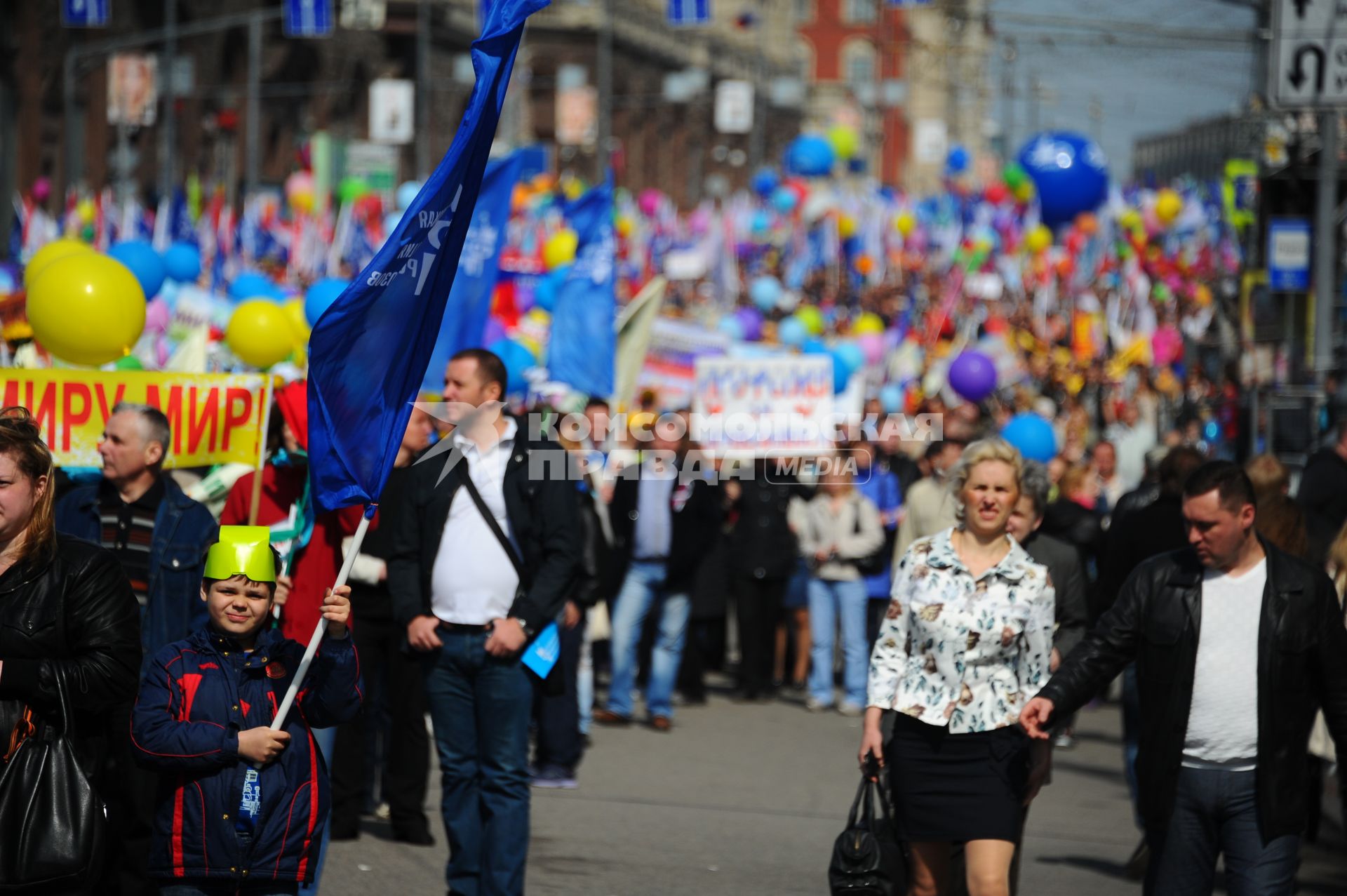 Участники первомайского шествия профсоюзов на улицах Москвы.