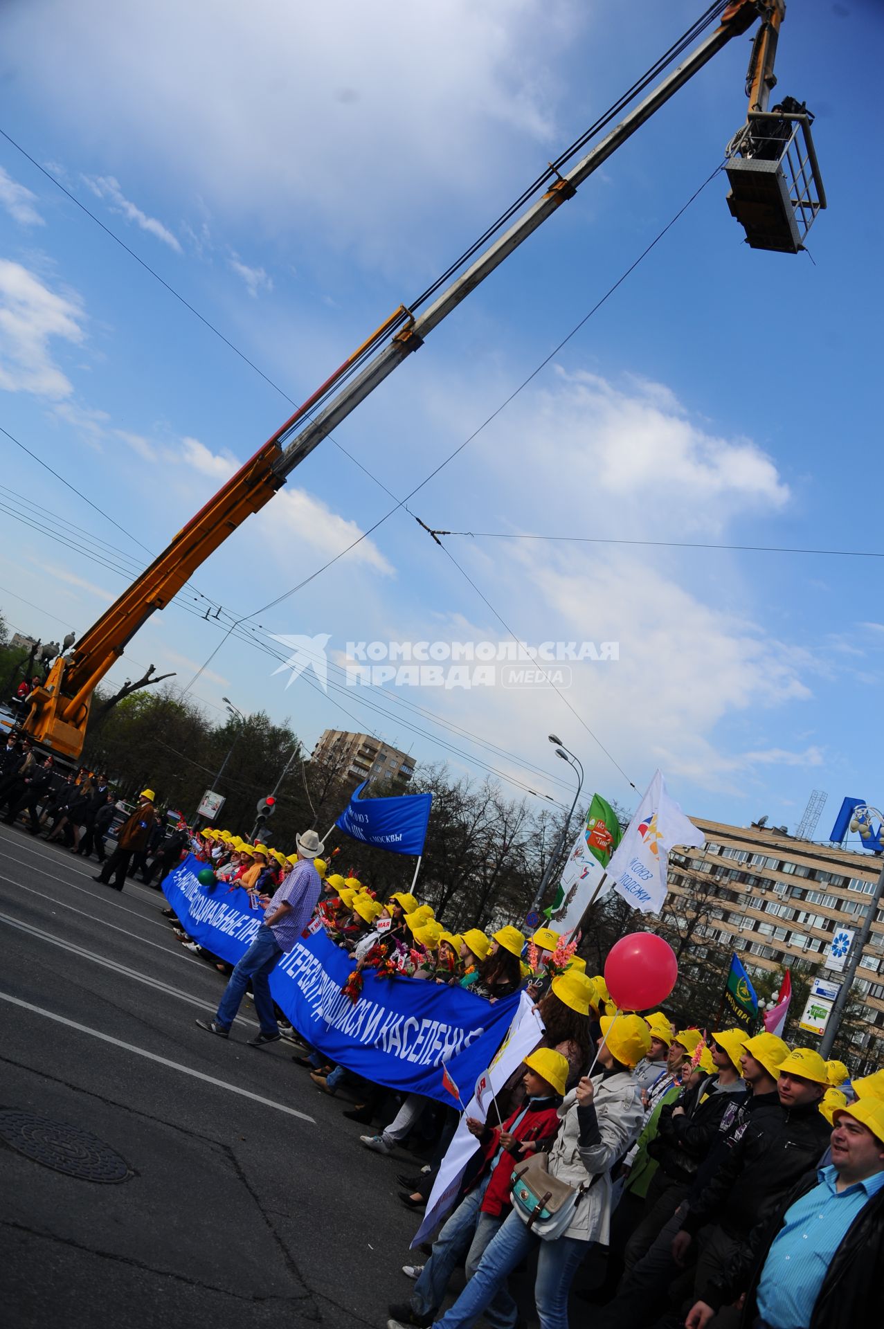 Участники первомайского шествия профсоюзов на улицах Москвы. На снимке: оператор на автовышке.