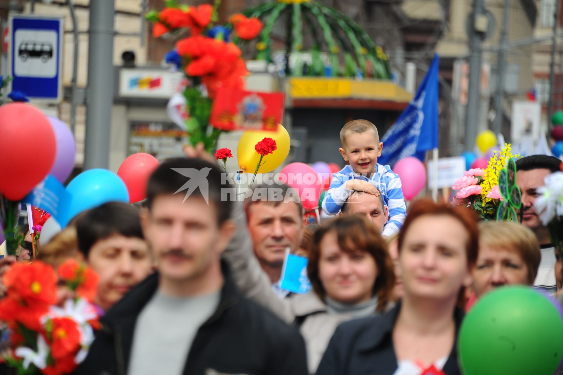 Участники первомайского шествия на улицах Москвы. На снимке: ребенок сидит на плечах отца.