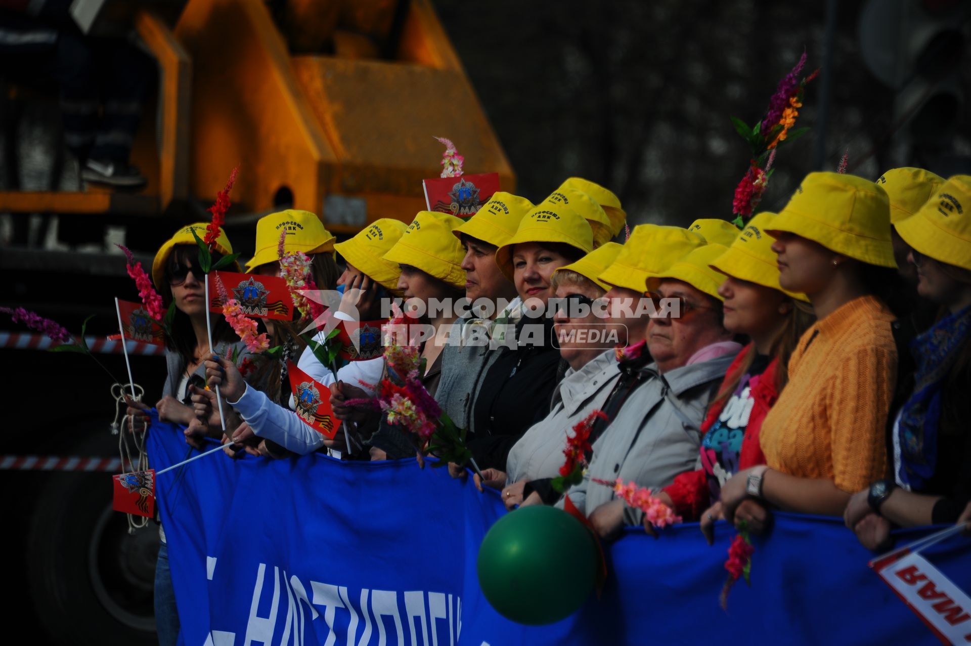 Участники первомайского шествия профсоюзов на улицах Москвы.