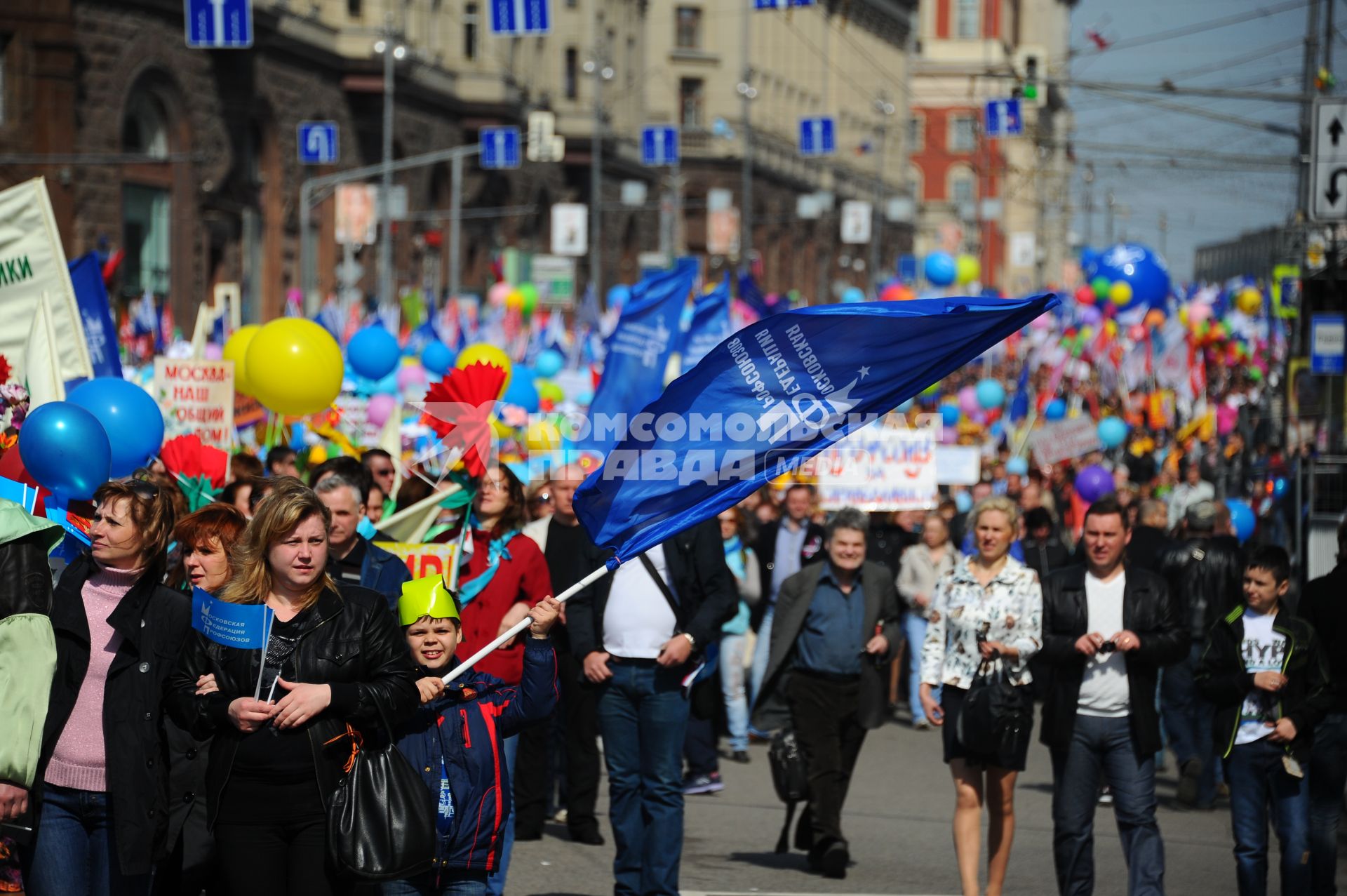 Участники первомайского шествия профсоюзов на улицах Москвы.