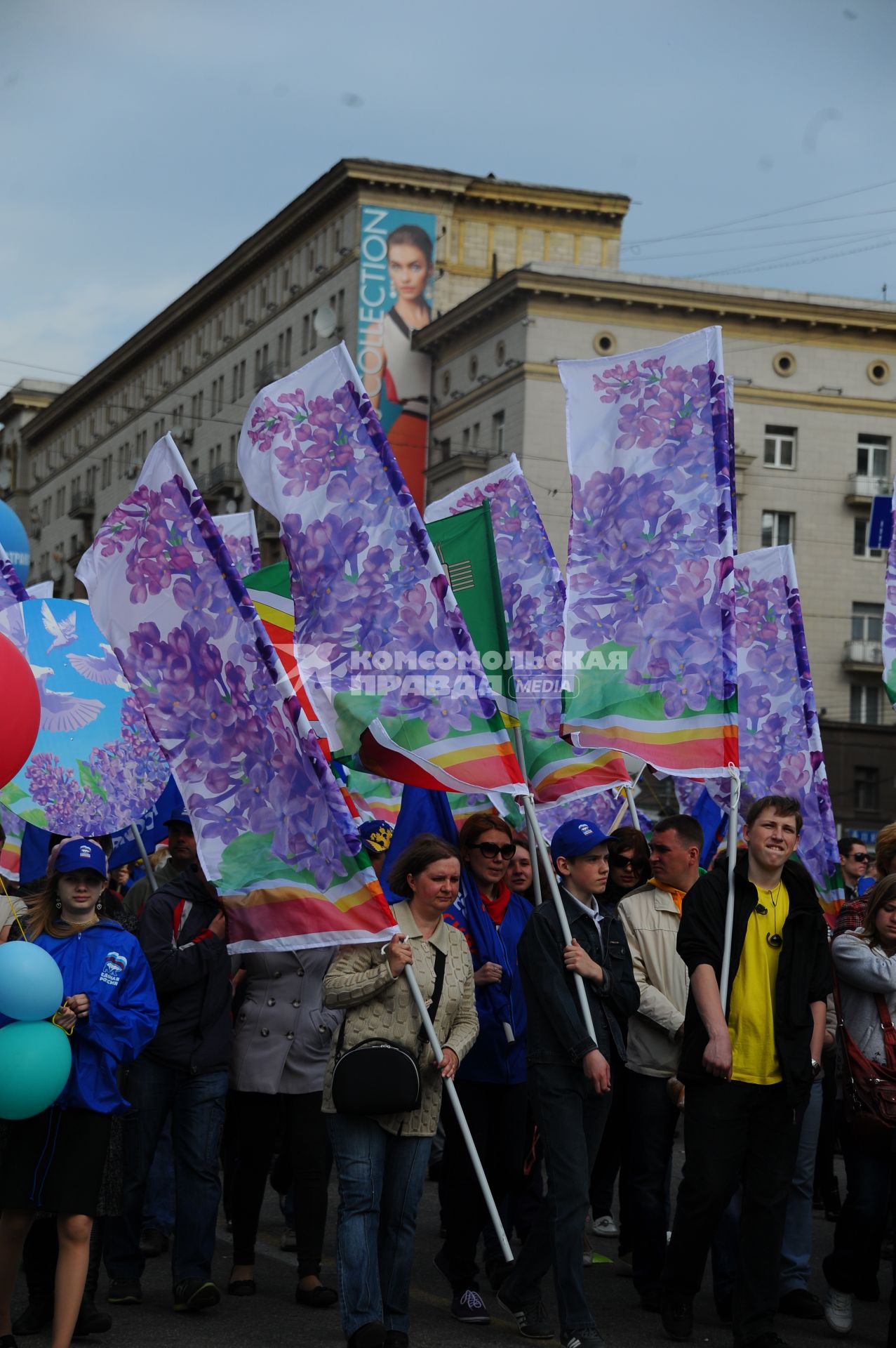 Участники первомайского шествия профсоюзов на улицах Москвы.