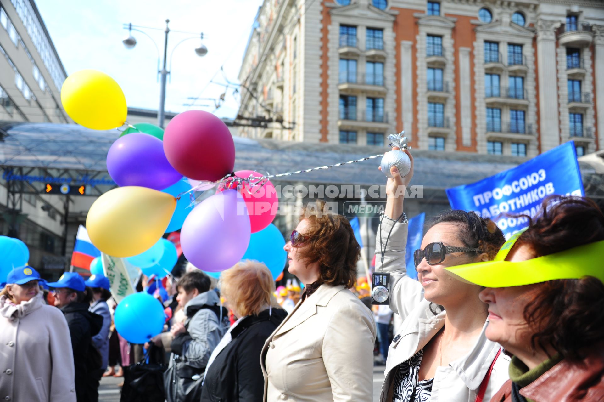 Участники первомайского шествия профсоюзов на улицах Москвы.