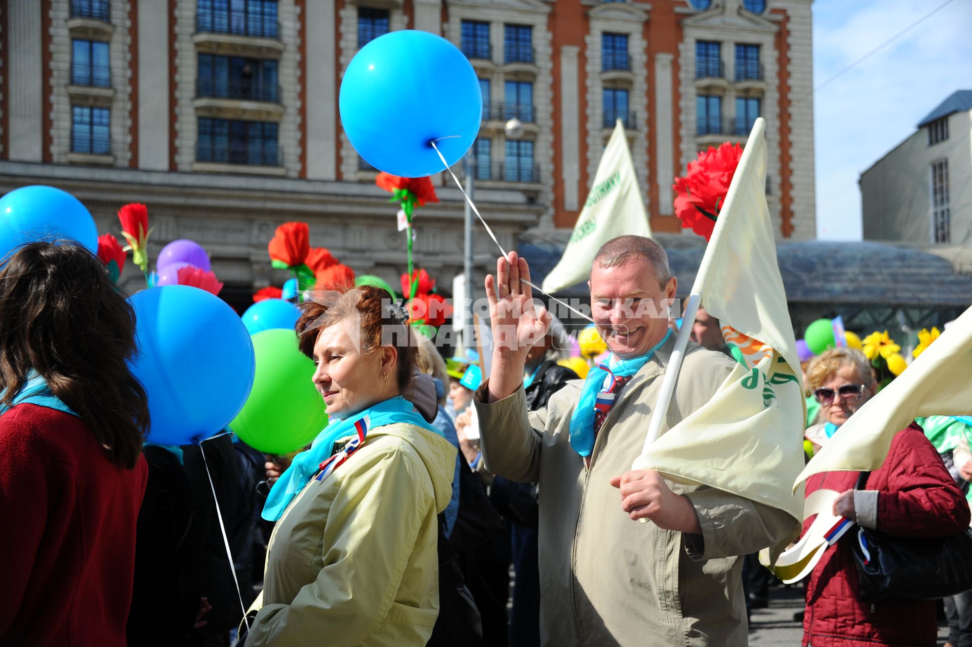 Участники первомайского шествия профсоюзов на улицах Москвы.