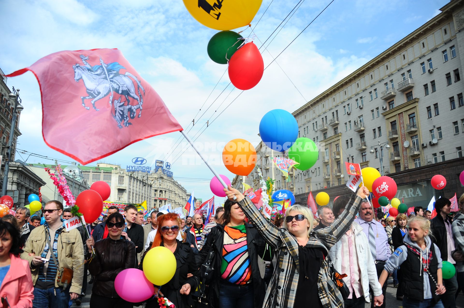 Участники первомайского шествия профсоюзов на улицах Москвы.