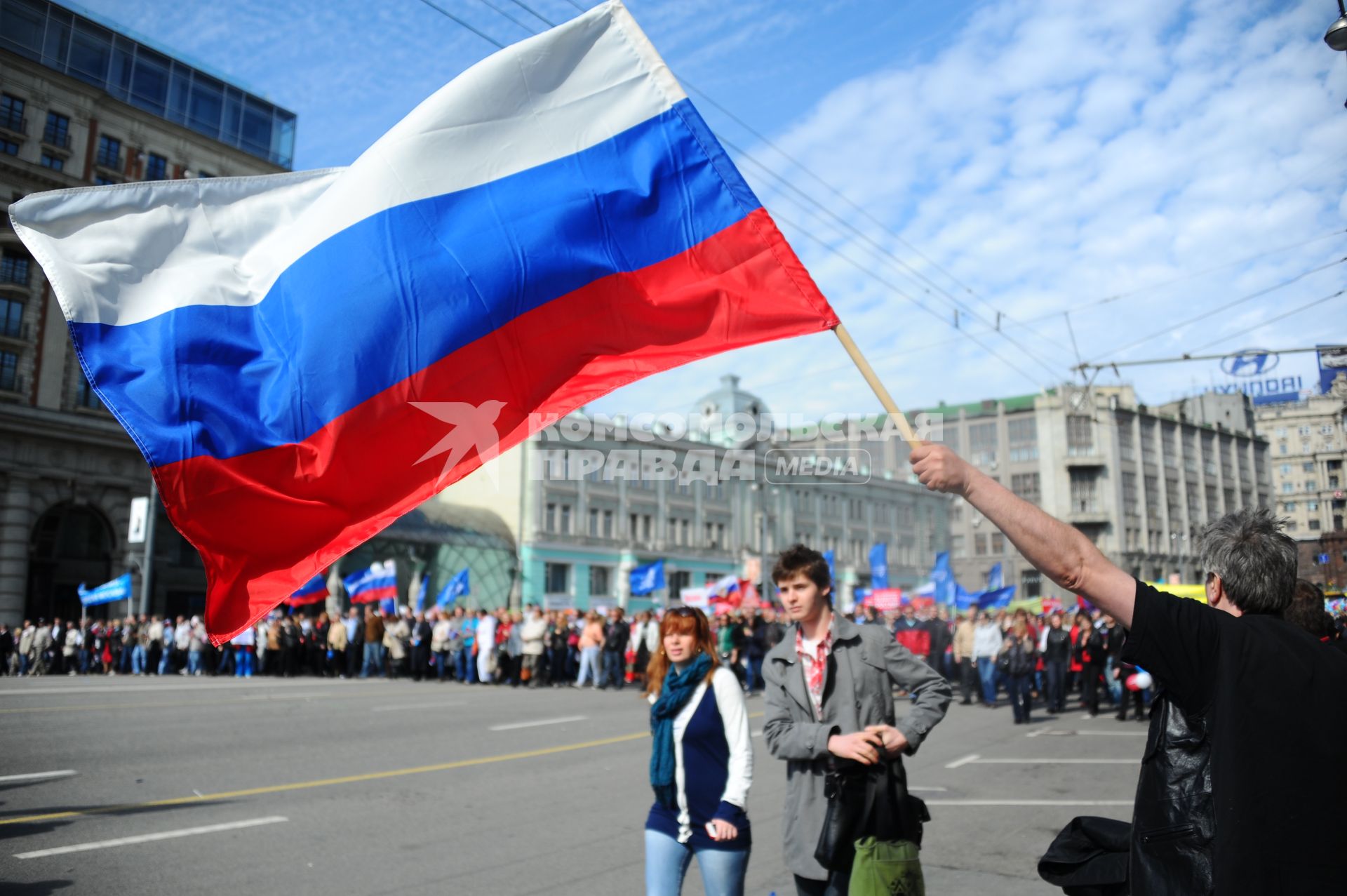 Участники первомайского шествия профсоюзов на улицах Москвы.