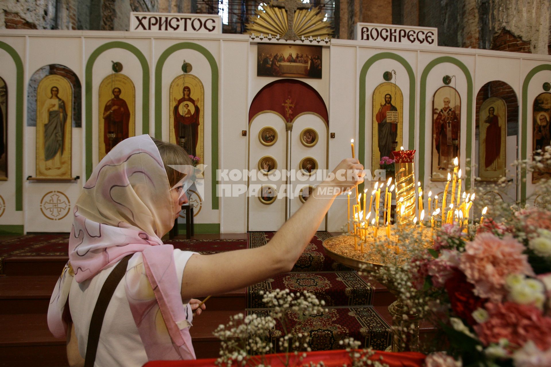 Воскресенский Новоиерусалимский мужской ставропигиальный монастырь. На снимке: прихожанка ставит свечку за здравие в Воскресенском соборе.