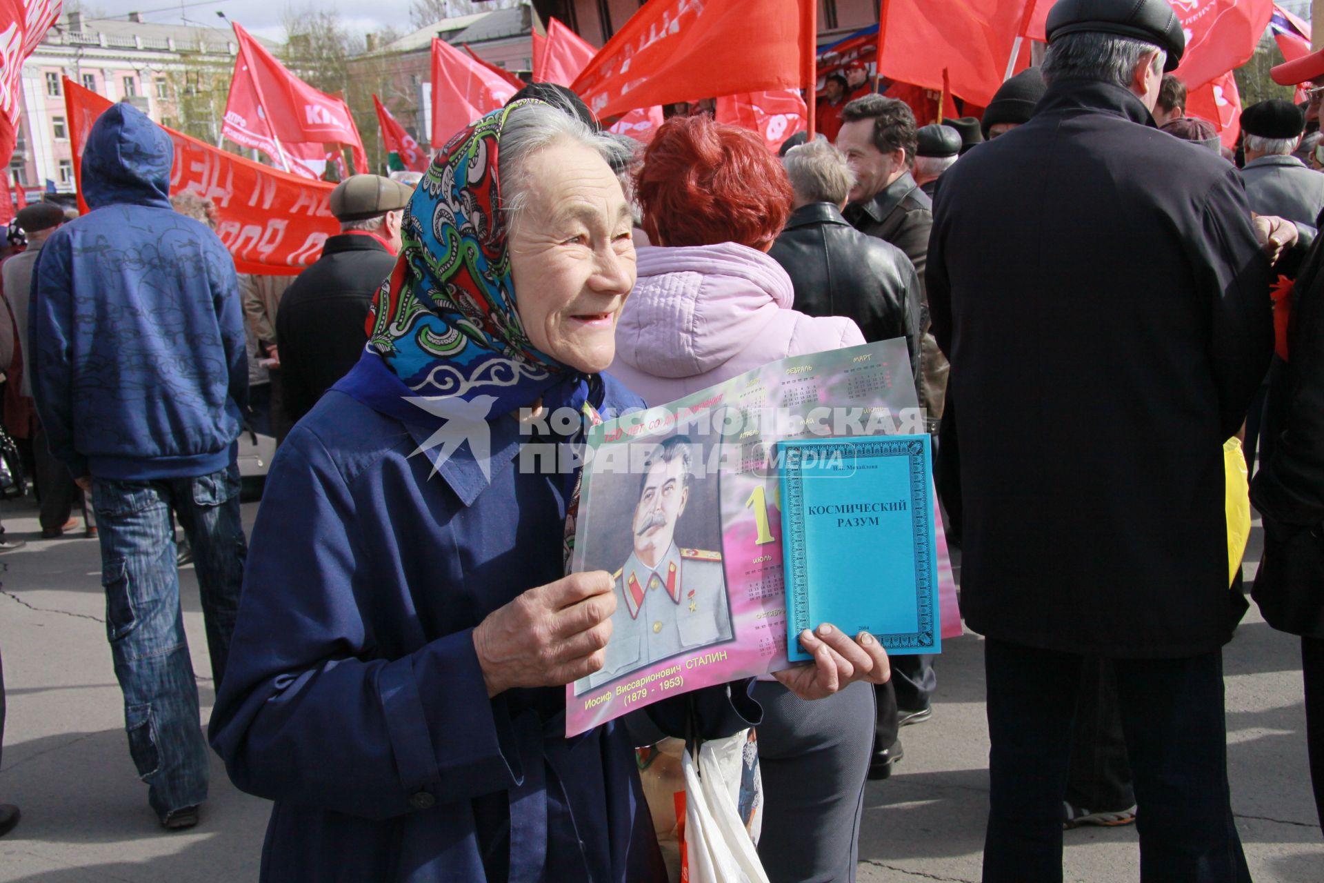 Митинг КПРФ. На снимке старушка с портретом Сталина. 1 мая. Барнаул. Площадь Советов.