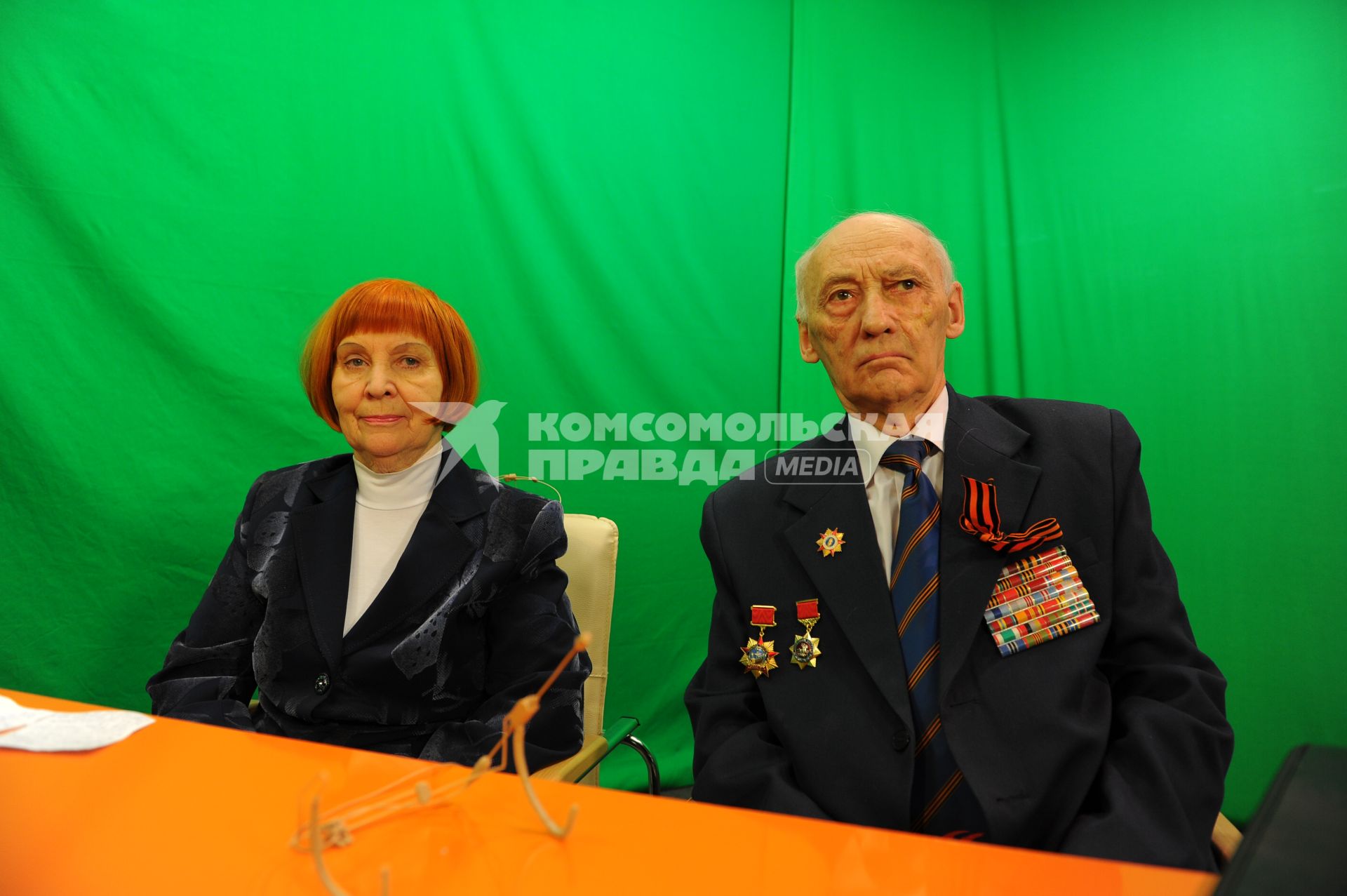 ИД `Комсомольская правда`. Участник ВОВ Ленченский Юрий и сотрудник Городского совета ветеранов г. Москвы Попова Галина.