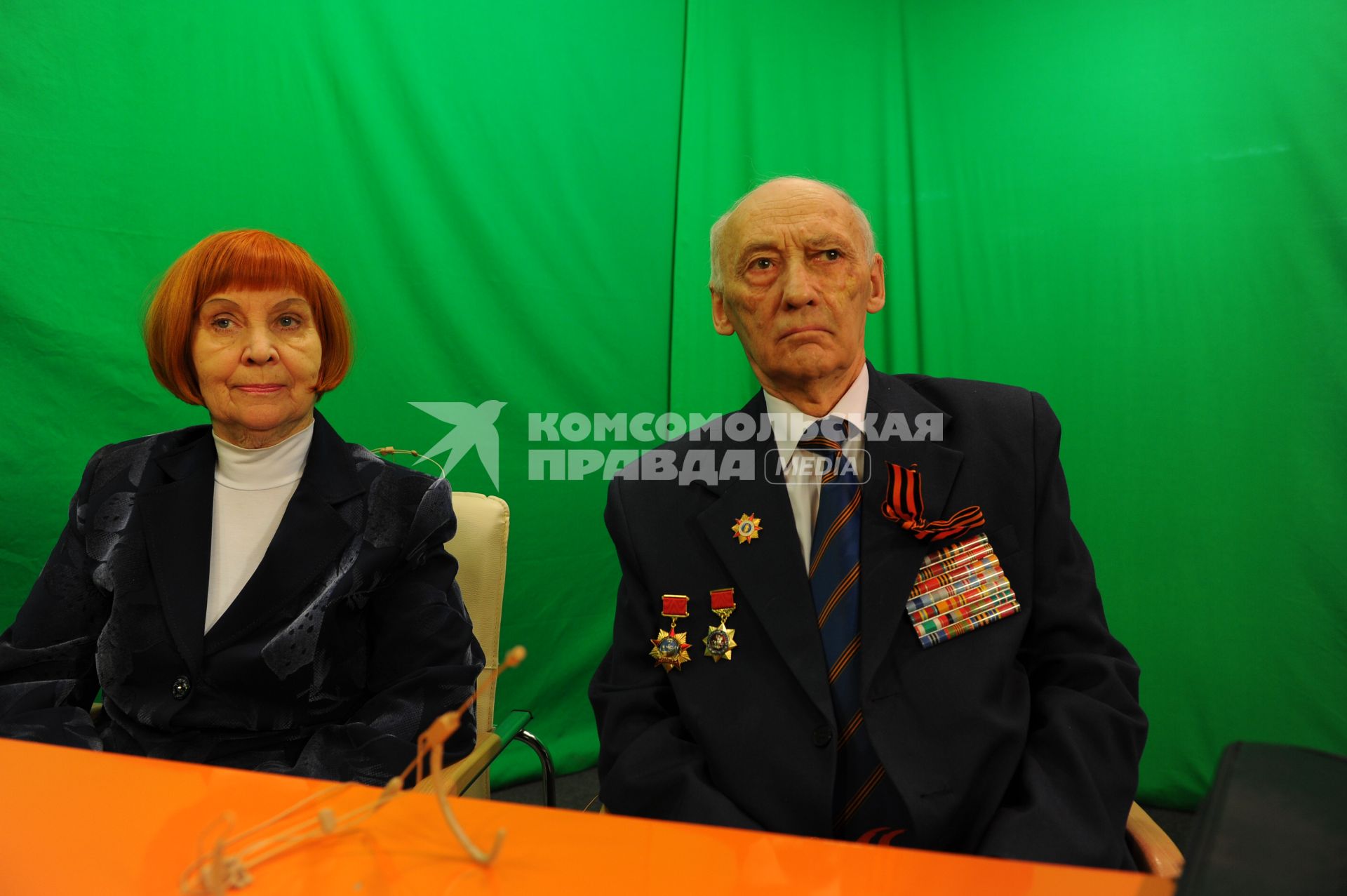 ИД `Комсомольская правда`. Участник ВОВ Ленченский Юрий и сотрудник Городского совета ветеранов г. Москвы Попова Галина.