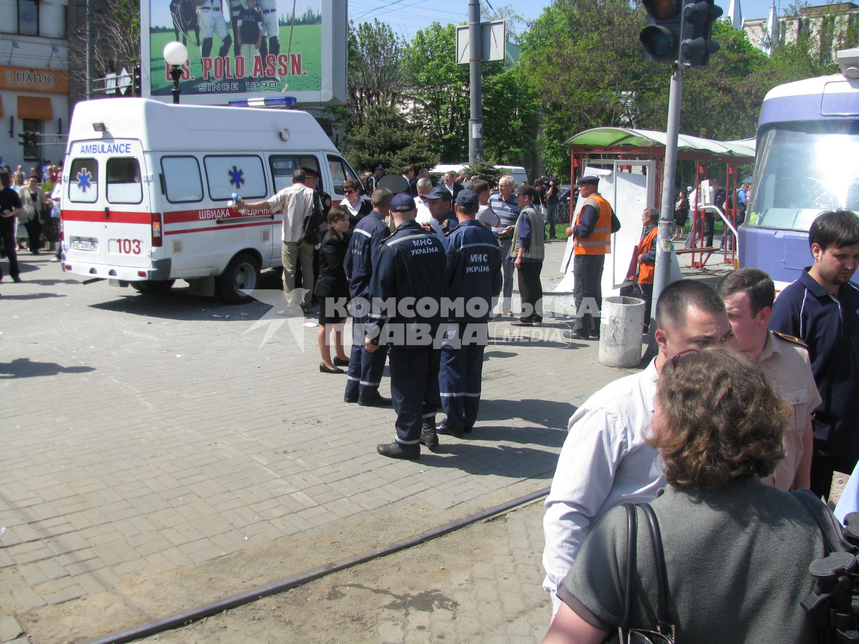 В центре Днепропетровска прогремели четыре взрыва, в результате которых пострадали 30 человек. На снимке одно из мест взрывов.