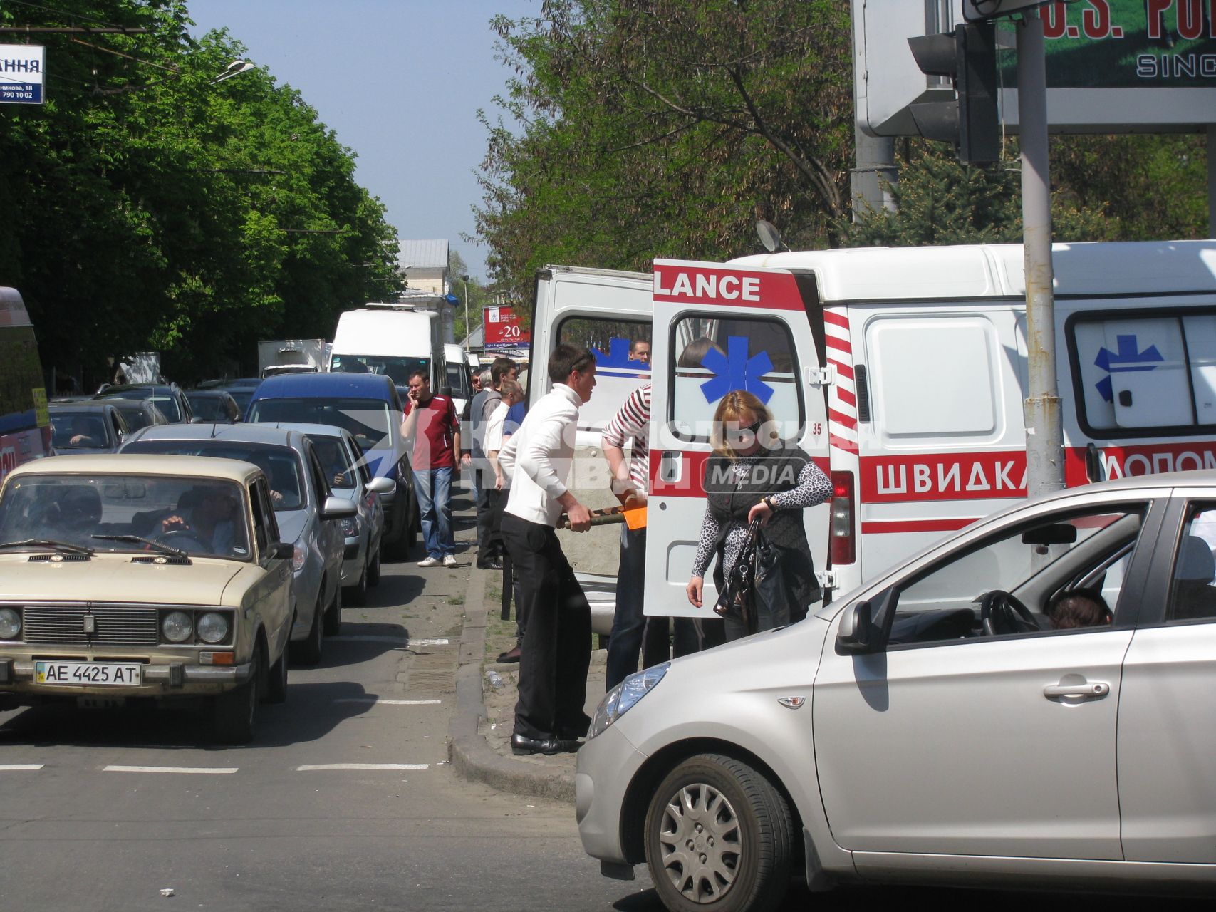 В центре Днепропетровска прогремели четыре взрыва, в результате которых пострадали 30 человек. На снимке карета скорой помощи.