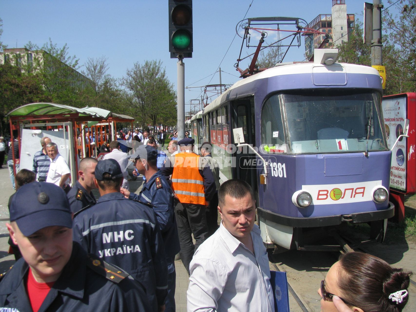 В центре Днепропетровска прогремели четыре взрыва, в результате которых пострадали 30 человек. На снимке трамваи остановились в результате теракта.