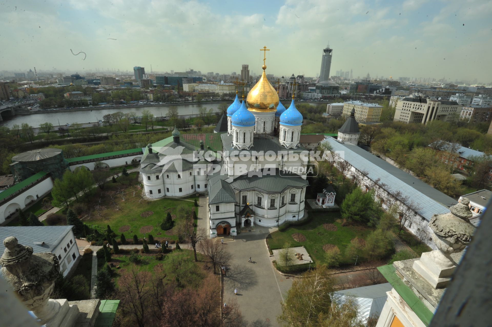 Новоспасский ставропигиальный мужской монастырь. На снимке: вид на Спасо-Преображенский собор и подворье монастыря.