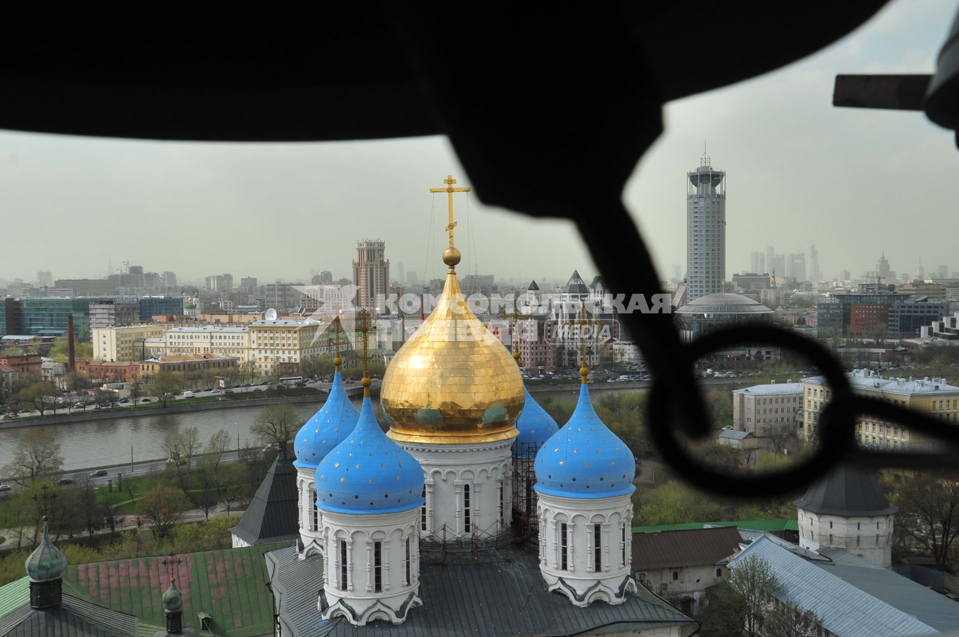 Новоспасский ставропигиальный мужской монастырь. На снимке: купола Спасо-Преображенского собора.