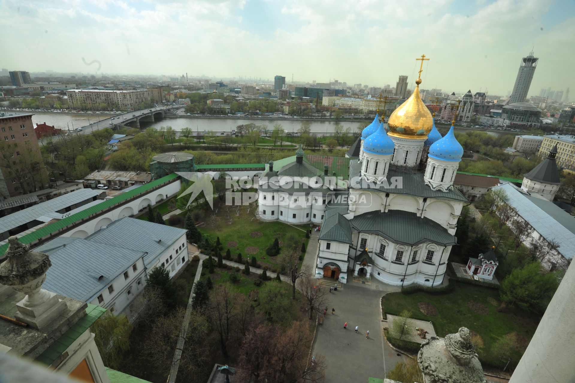 Новоспасский ставропигиальный мужской монастырь. На снимке: вид на Спасо-Преображенский собор и подворье монастыря.