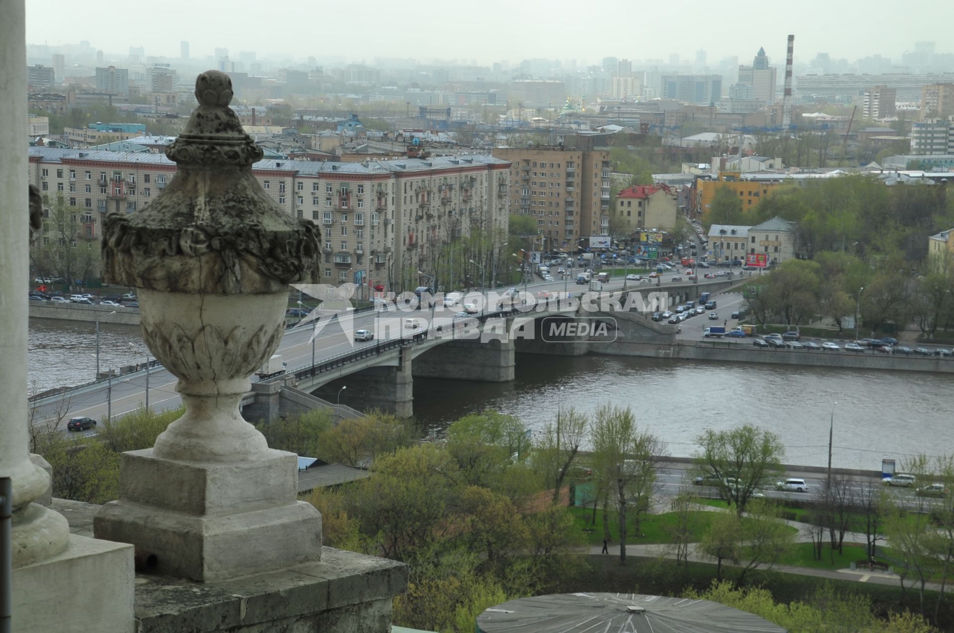 Вид на Новоспасский мост с колокольни Новоспасского монастыря.