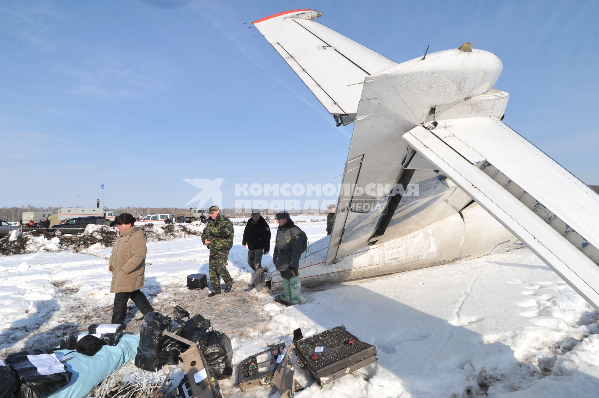 Авиакатастрофа под Тюменью. На снимке: обломки пассажирского самолета ATR-72 авиакомпании `ЮТэйр`.