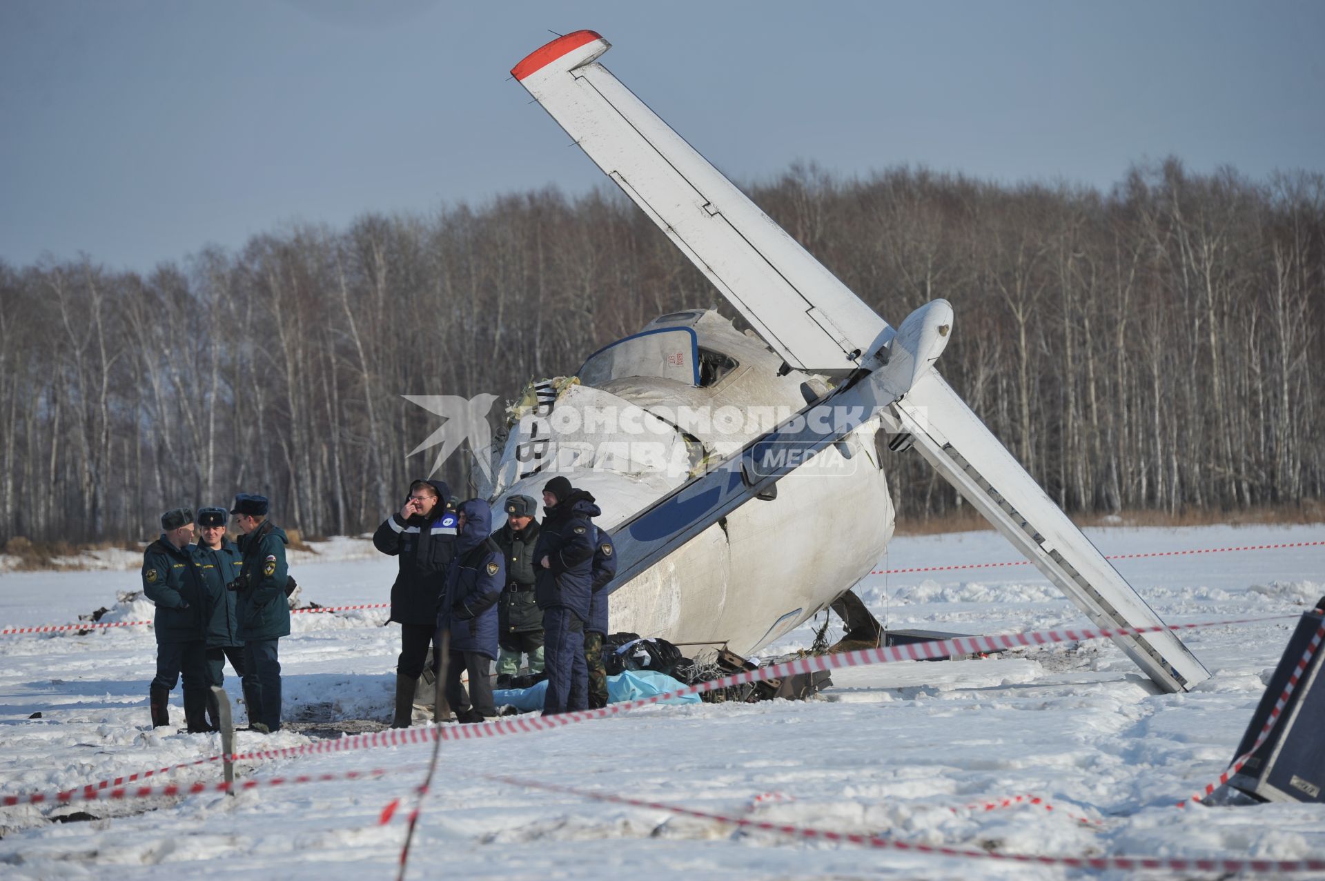 Авиакатастрофа под Тюменью. На снимке: обломки пассажирского самолета ATR-72 авиакомпании `ЮТэйр`.