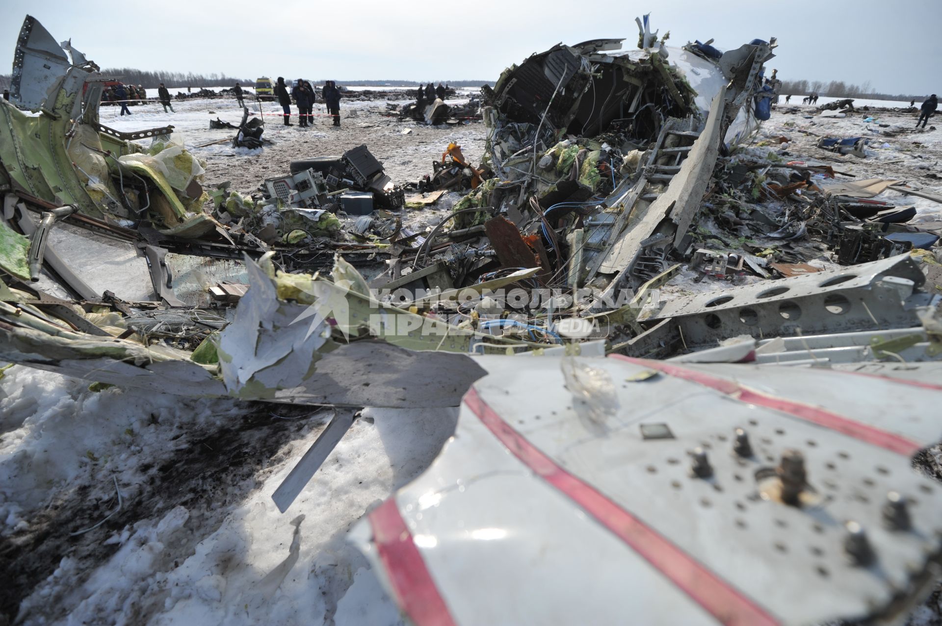 Авиакатастрофа под Тюменью. На снимке: обломки пассажирского самолета ATR-72 авиакомпании `ЮТэйр`.