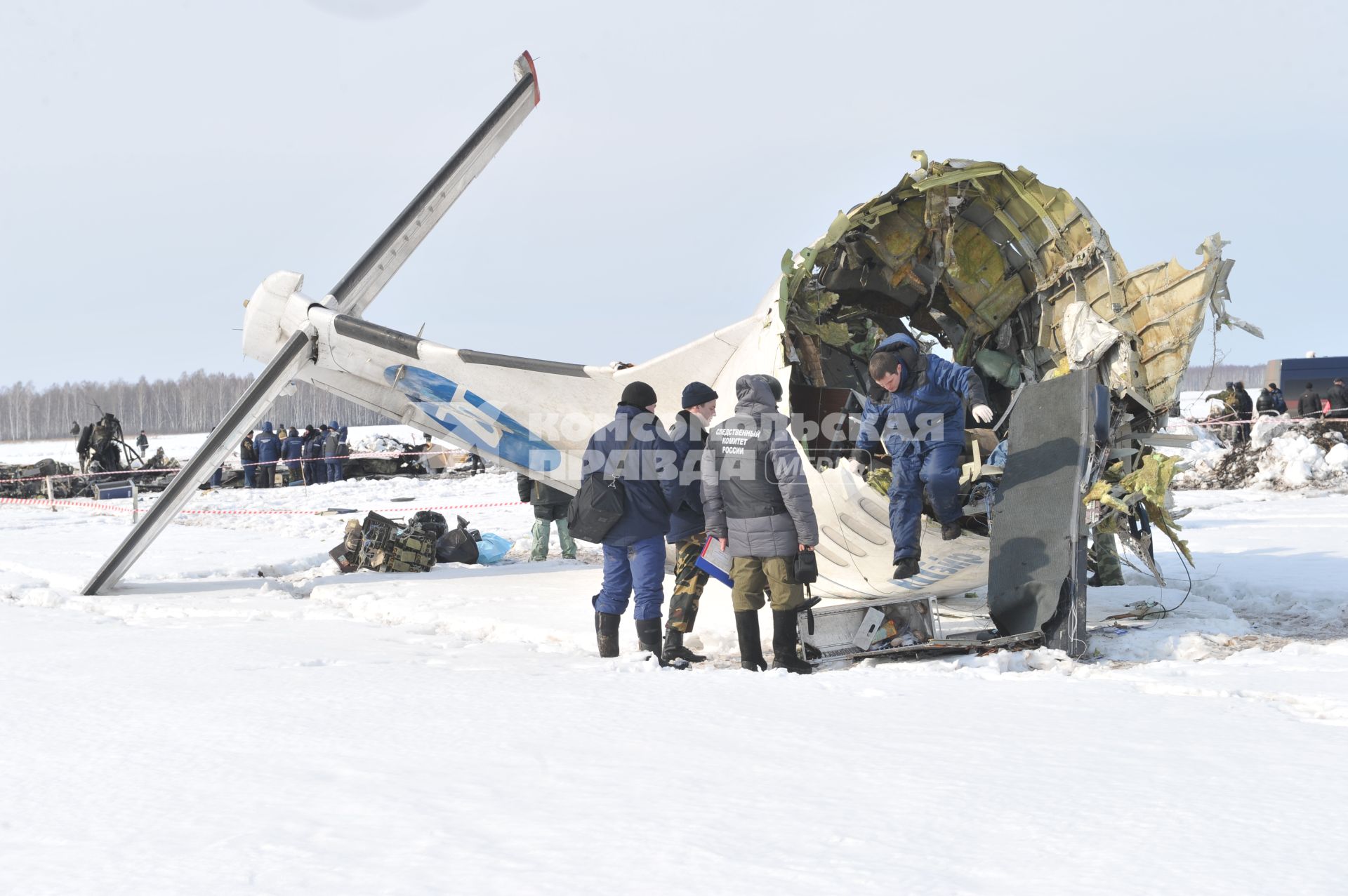 Авиакатастрофа под Тюменью. На снимке: обломки пассажирского самолета ATR-72 авиакомпании `ЮТэйр`.