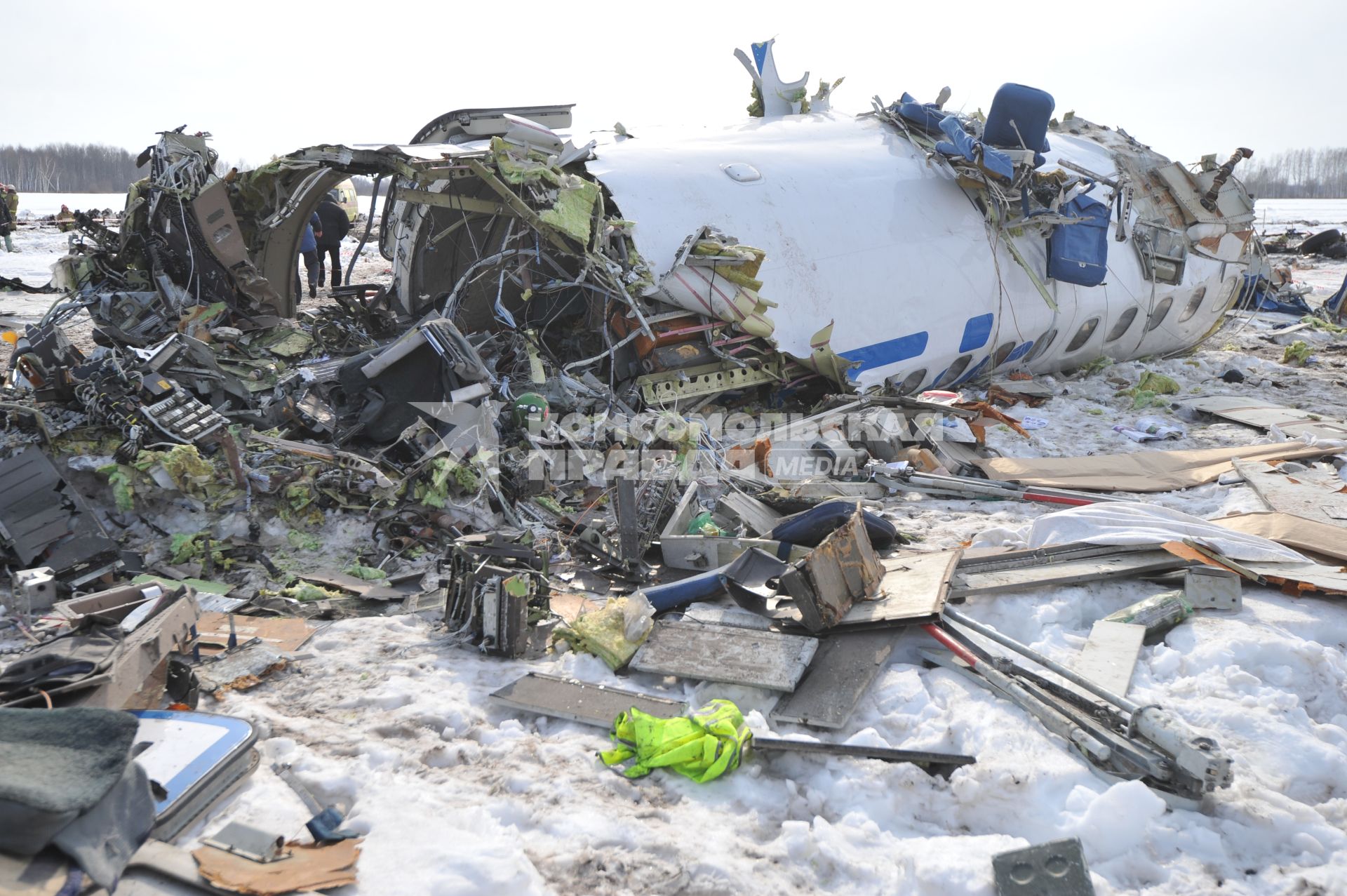 Авиакатастрофа под Тюменью. На снимке: обломки пассажирского самолета ATR-72 авиакомпании `ЮТэйр`.