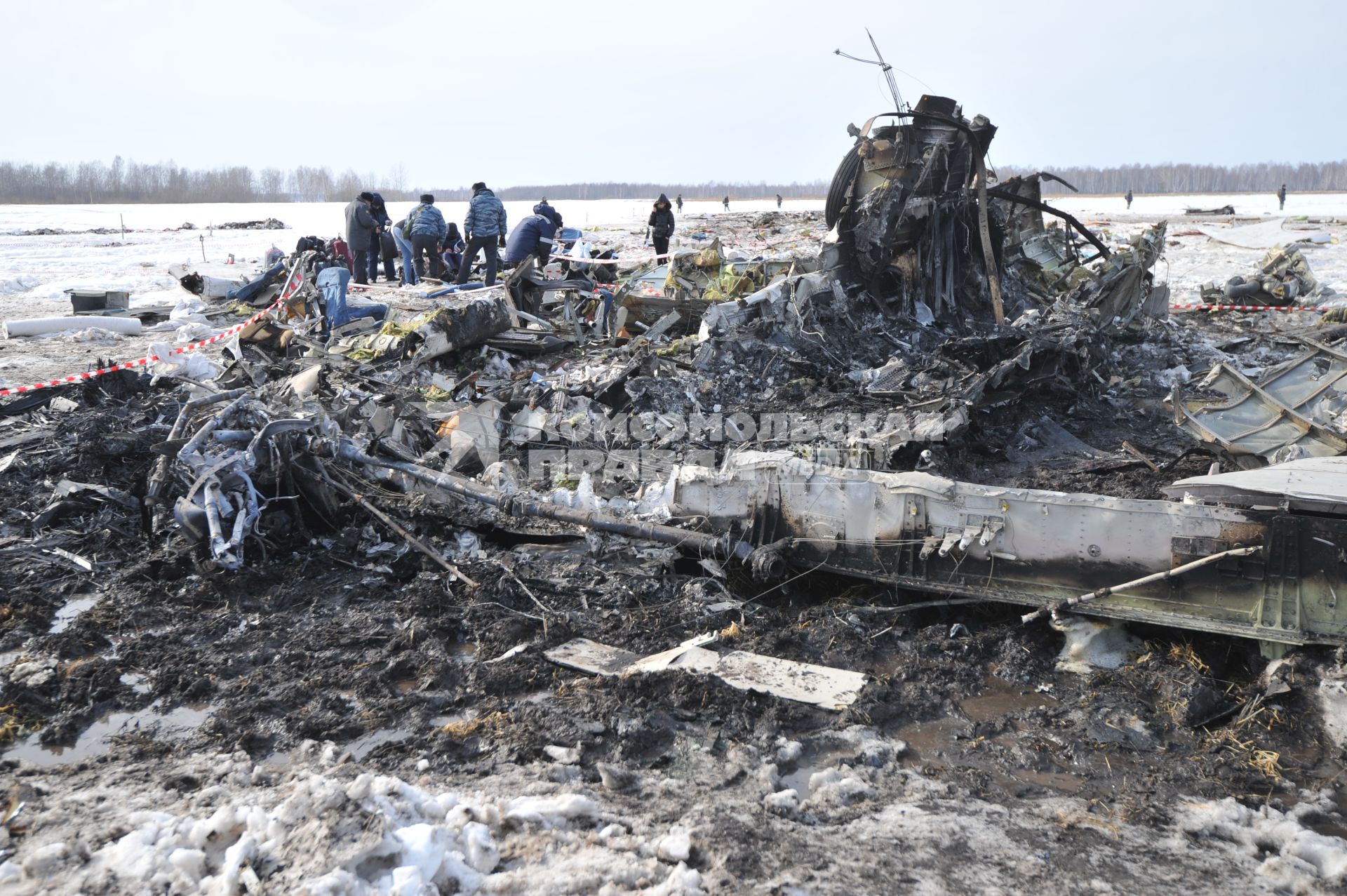 Авиакатастрофа под Тюменью. На снимке: обломки пассажирского самолета ATR-72 авиакомпании `ЮТэйр`.