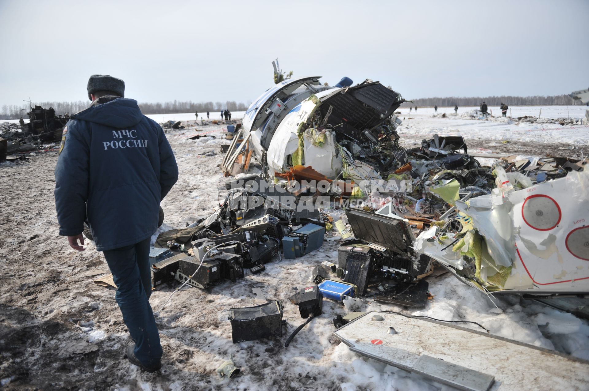 Авиакатастрофа под Тюменью. На снимке: обломки пассажирского самолета ATR-72 авиакомпании `ЮТэйр`.