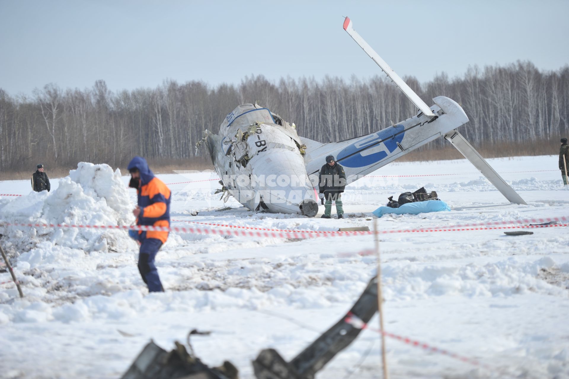 Авиакатастрофа под Тюменью. На снимке: обломки пассажирского самолета ATR-72 авиакомпании `ЮТэйр`.