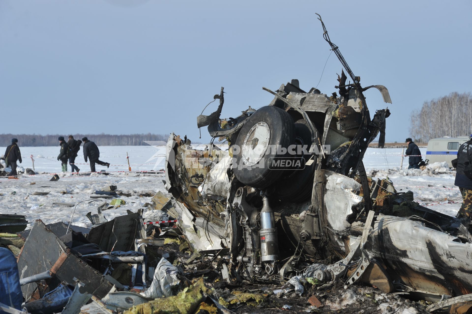 Авиакатастрофа под Тюменью. На снимке: обломки пассажирского самолета ATR-72 авиакомпании `ЮТэйр`.