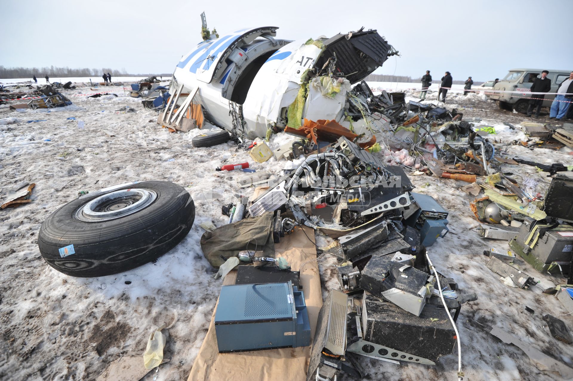 Авиакатастрофа под Тюменью. На снимке: обломки пассажирского самолета ATR-72 авиакомпании `ЮТэйр`.